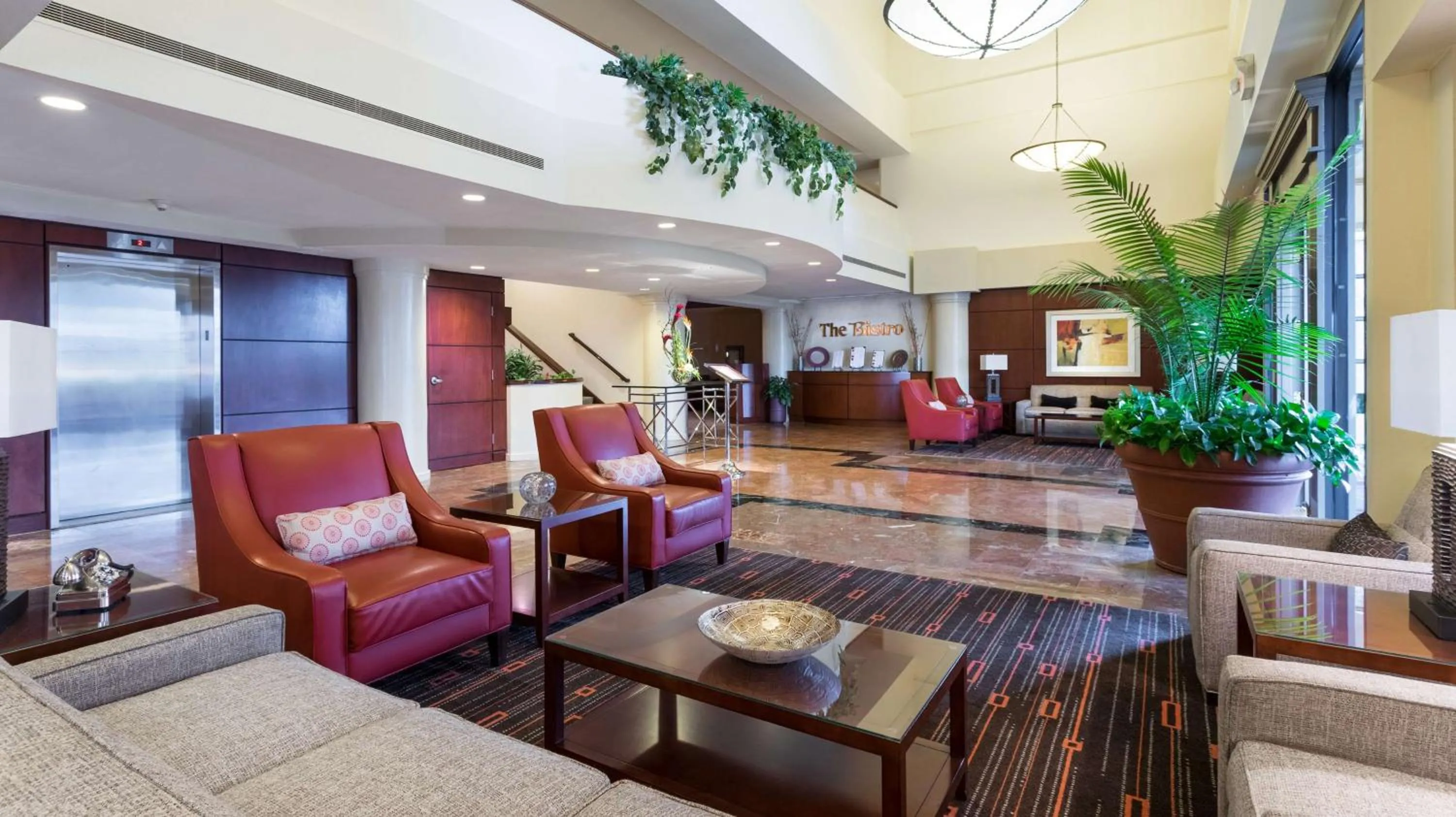 Communal lounge/ TV room in DoubleTree Suites by Hilton Hotel Cincinnati - Blue Ash
