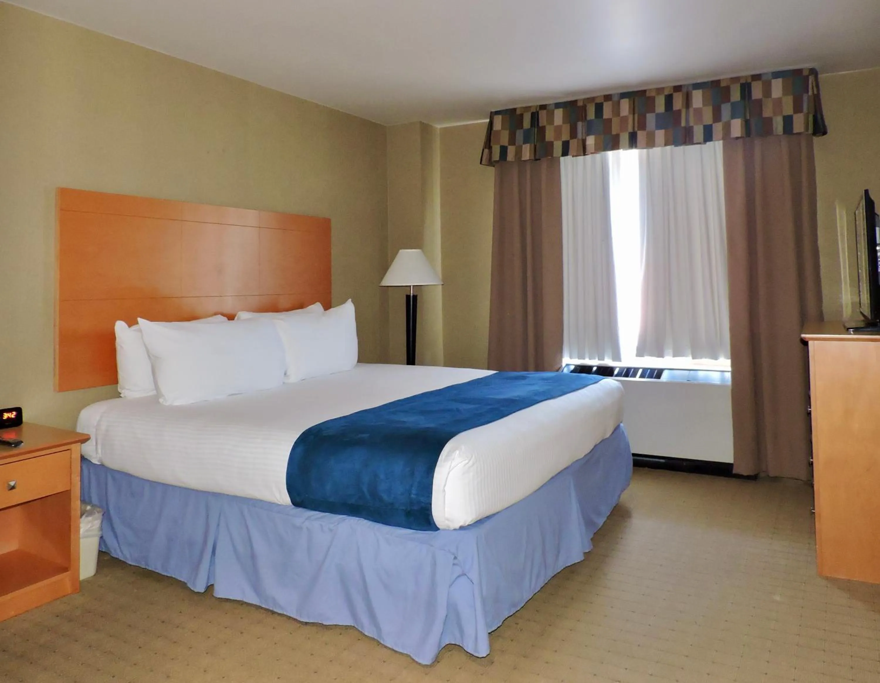 Bed in Marco LaGuardia Hotel & Suites