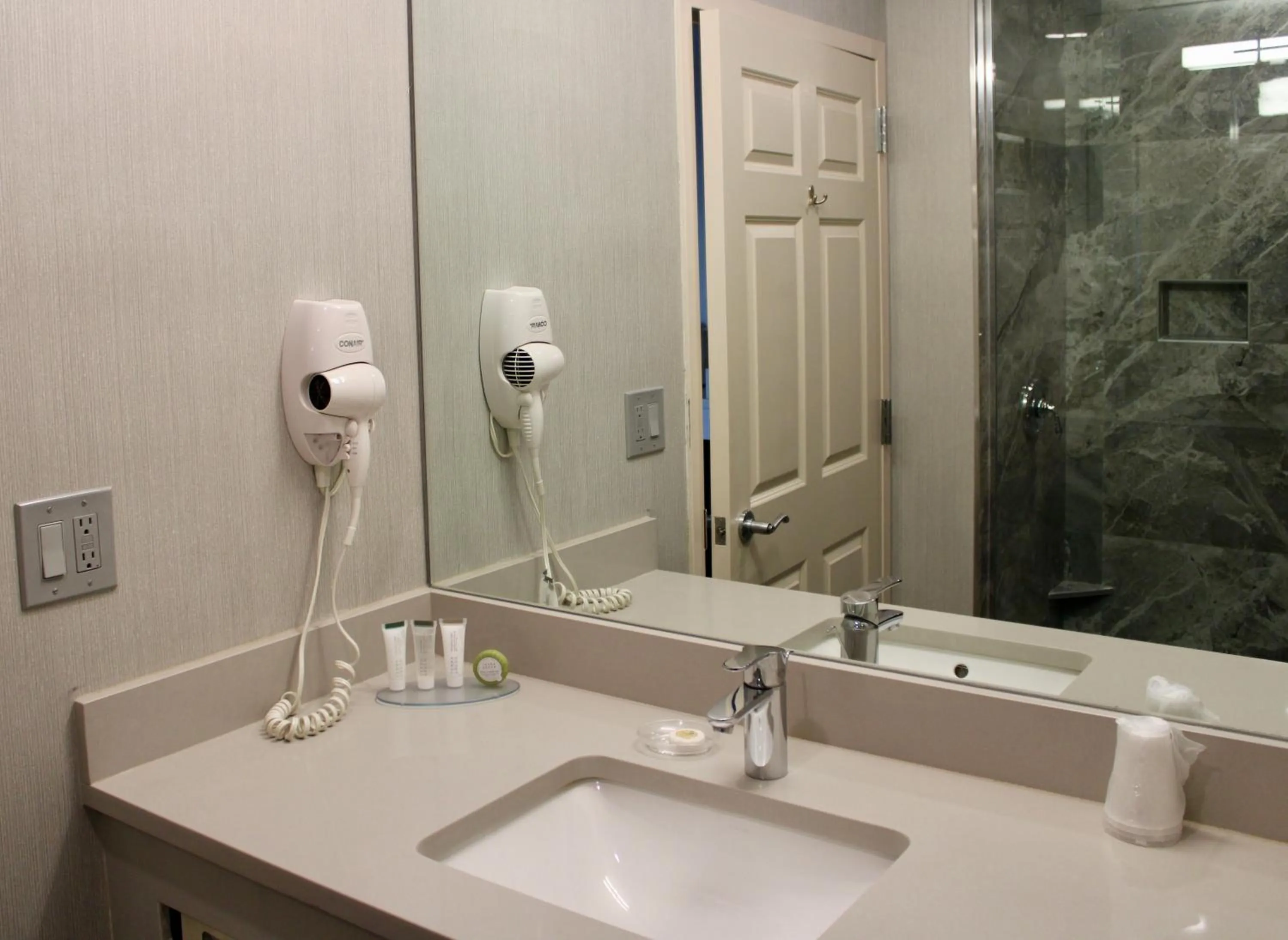 Bathroom in Marco LaGuardia Hotel & Suites