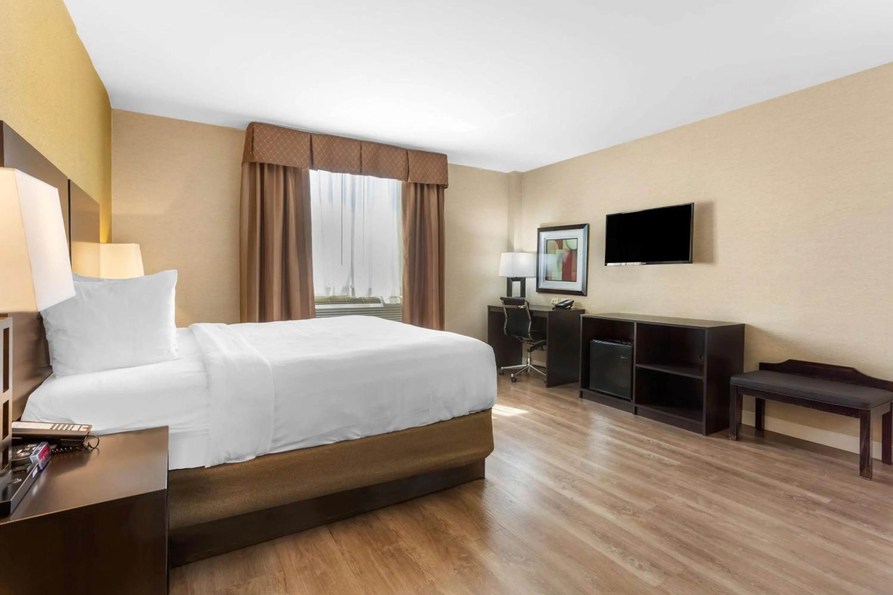 Bedroom in Best Western Plus Plaza Hotel