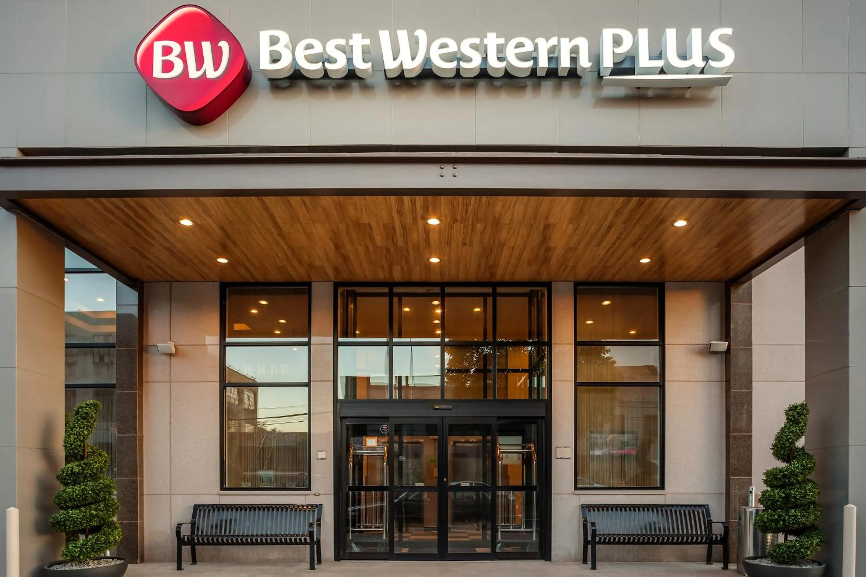 Facade/entrance, Property Logo/Sign in Best Western Plus Plaza Hotel