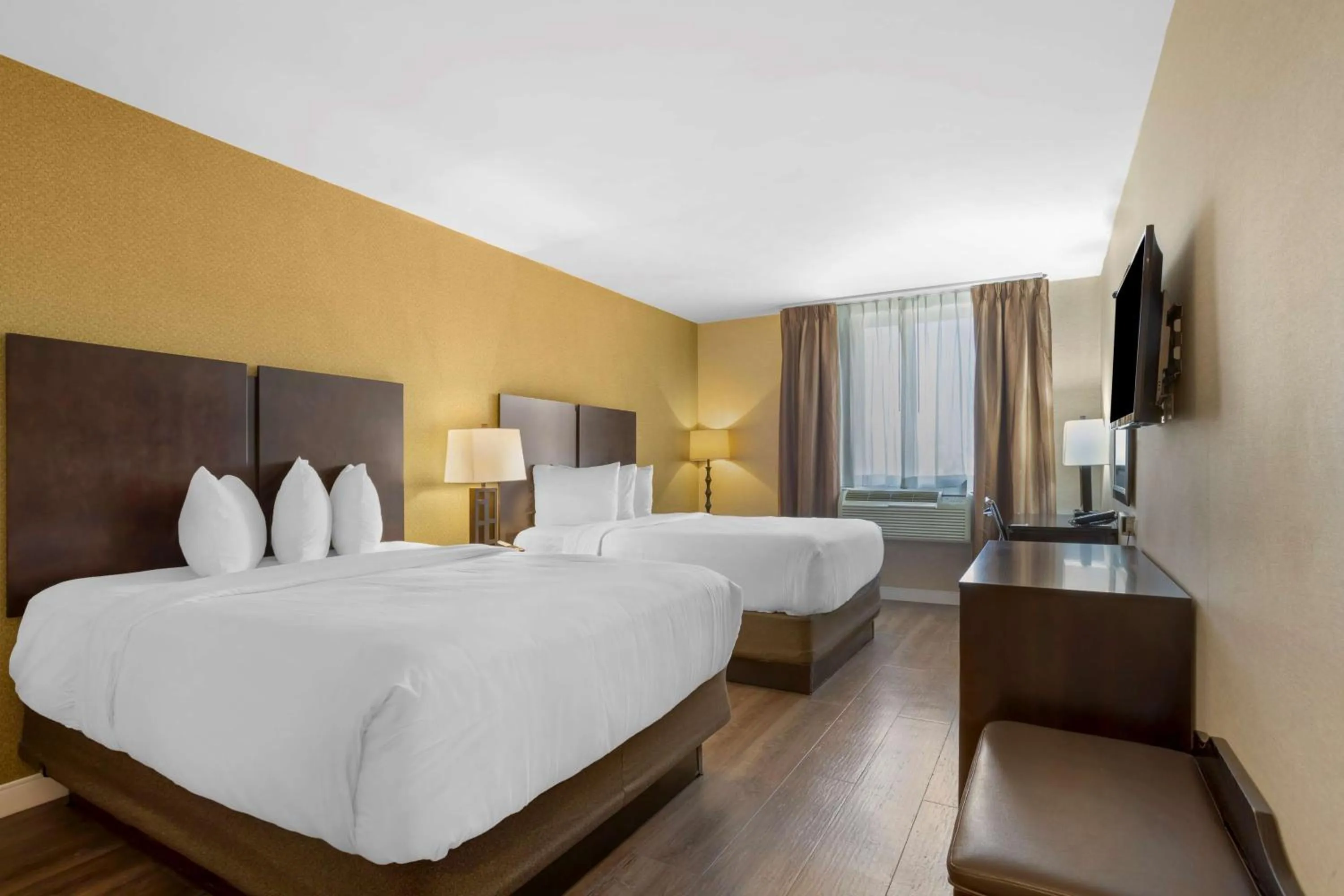 Bedroom in Best Western Plus Plaza Hotel