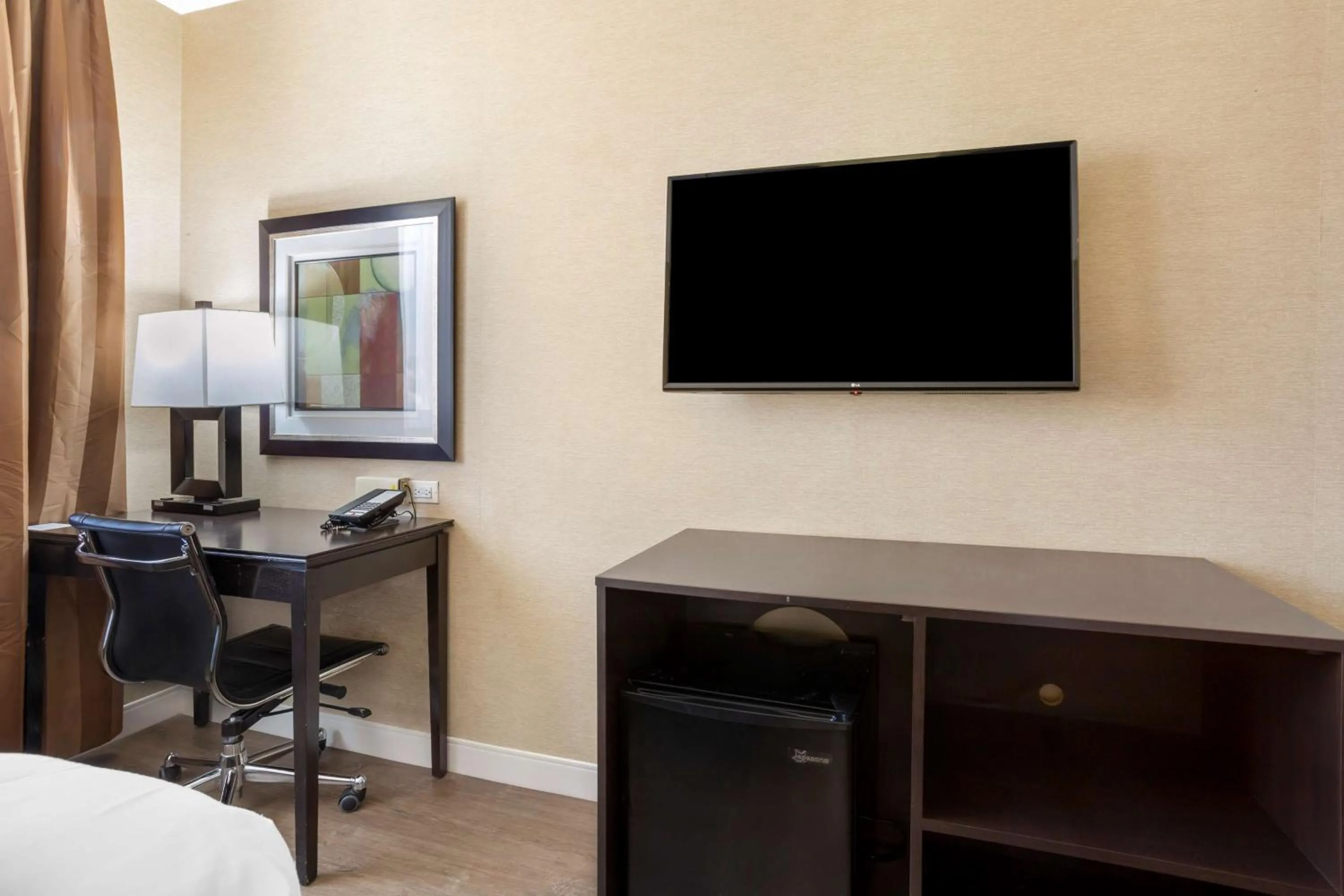 Bedroom in Best Western Plus Plaza Hotel