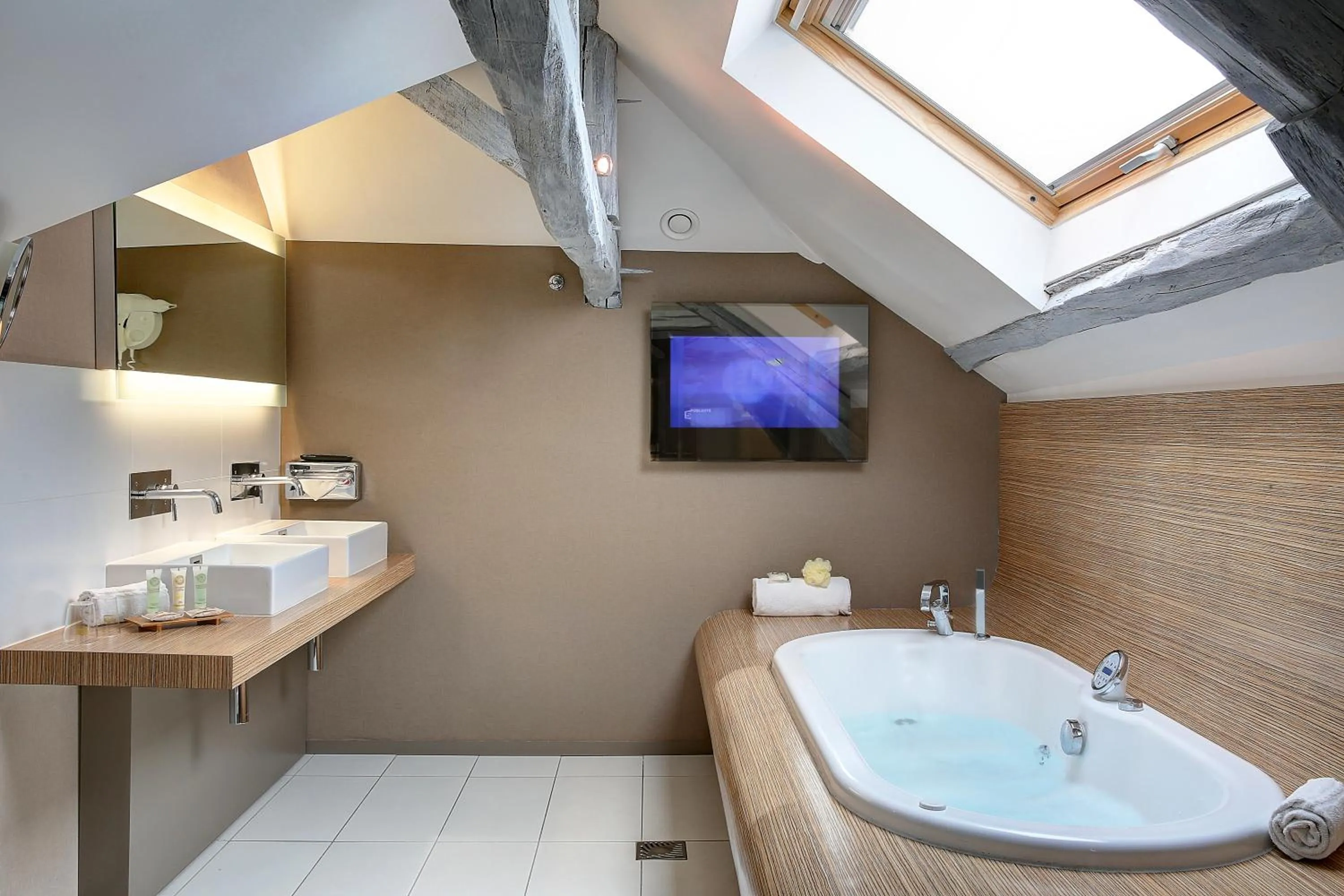 Bathroom in Best Western Premier de La Poste & Spa