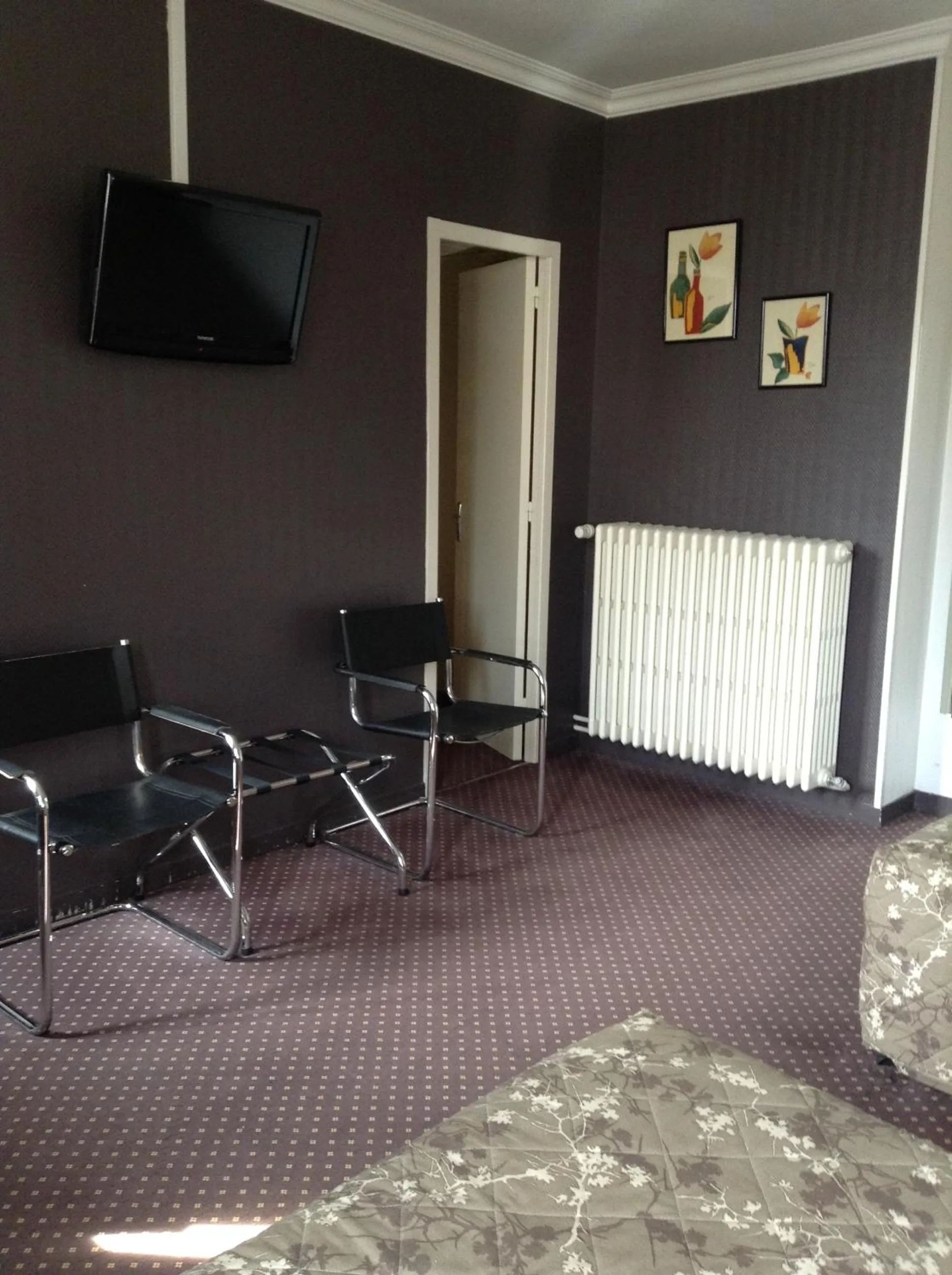 Photo of the whole room in Hôtel Du Stade