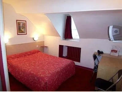 Photo of the whole room, Bed in Hôtel Du Stade