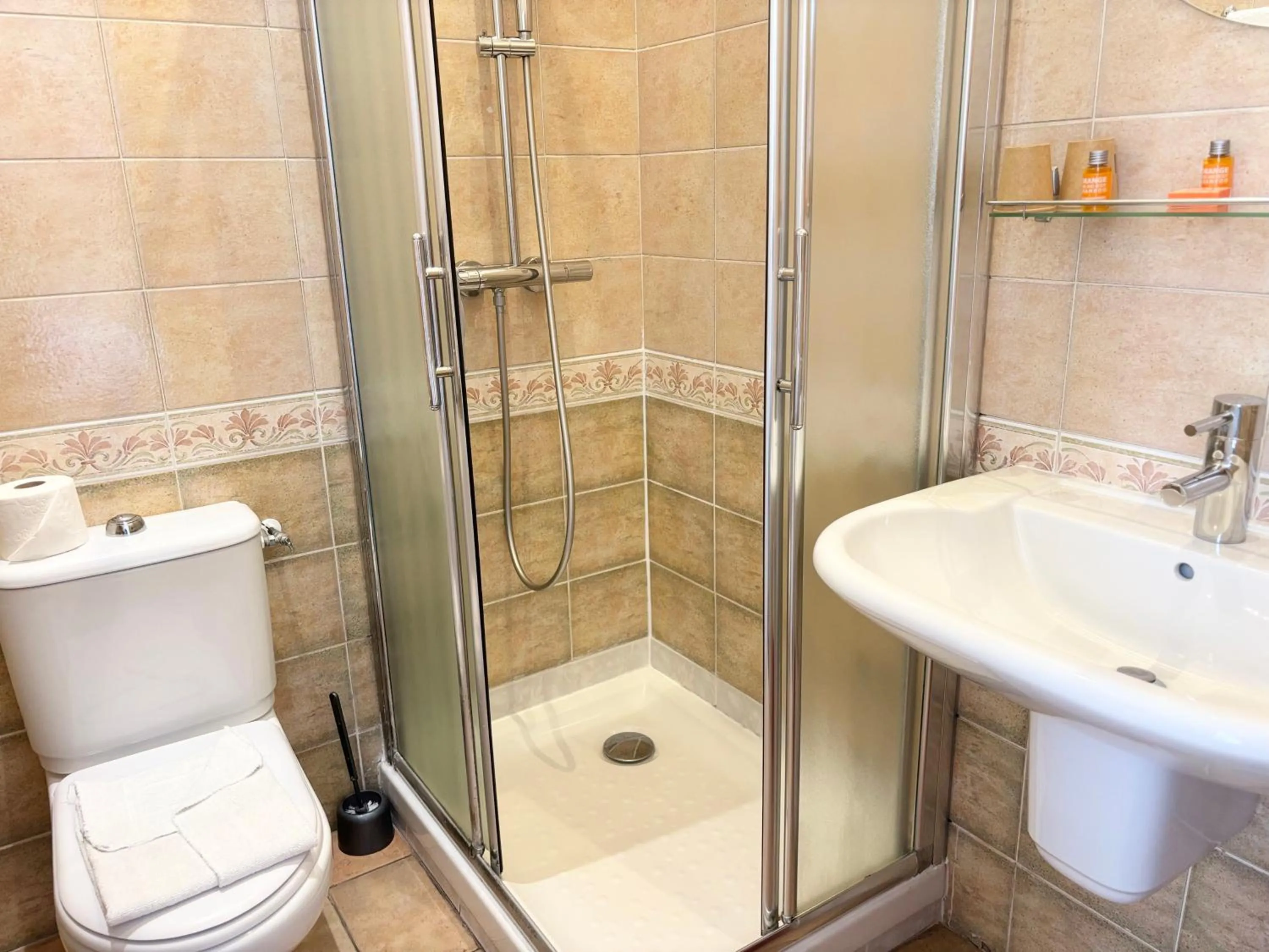 Shower in Hôtel Orange Marine