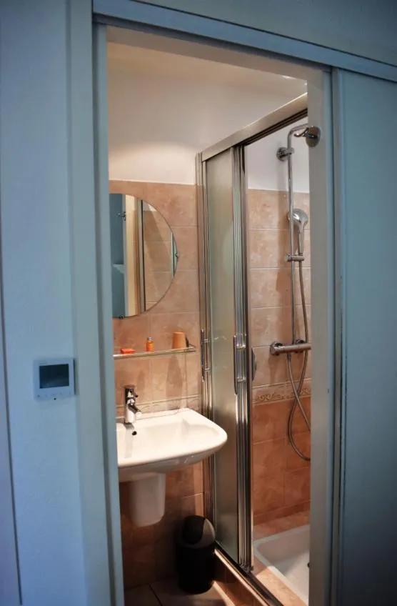 Shower in Hôtel Orange Marine