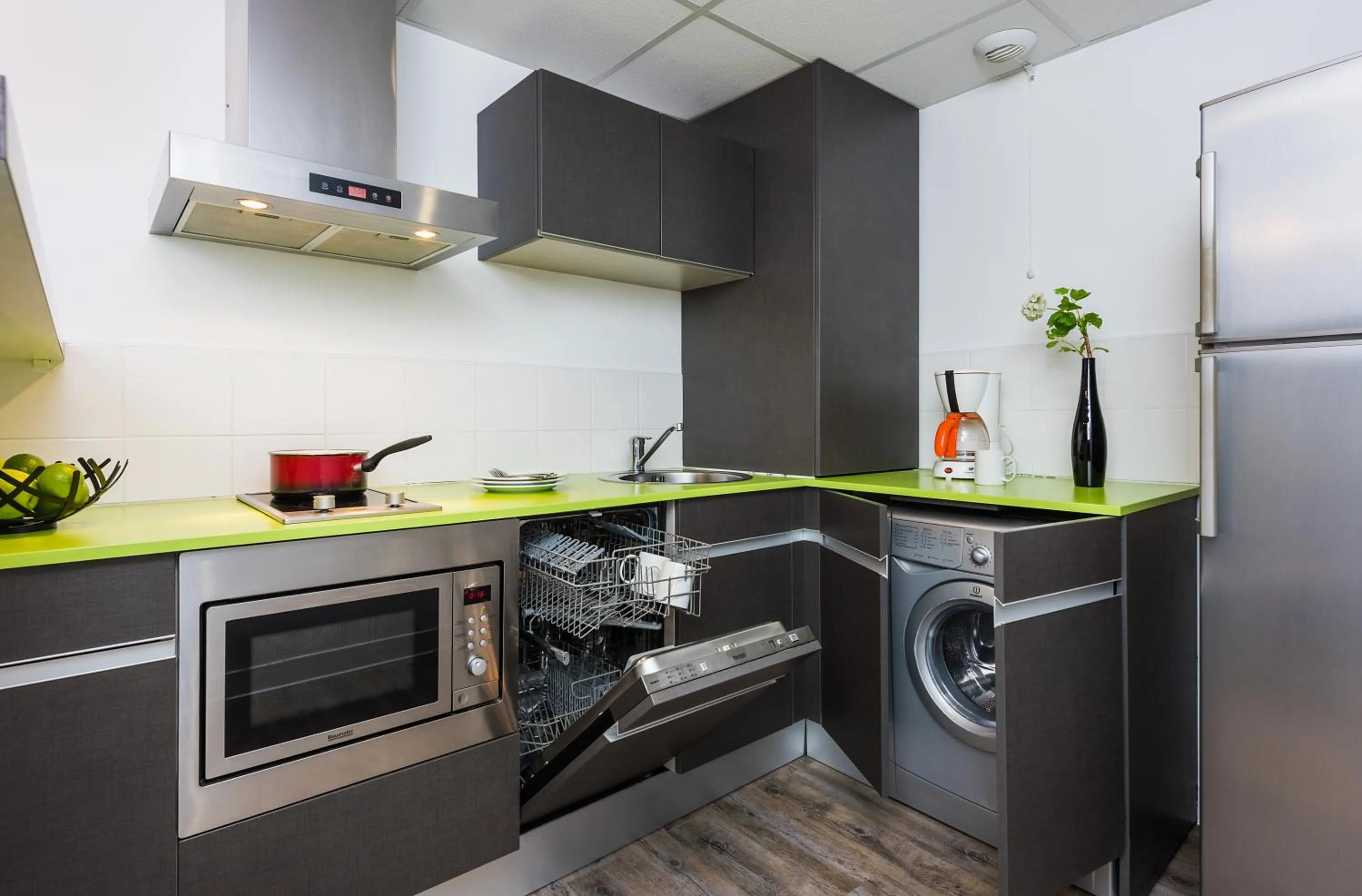 Kitchen or kitchenette in Ténéo Apparthotel Talence - Arthena