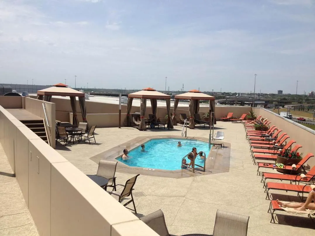 Swimming pool in Hyatt Regency Dallas