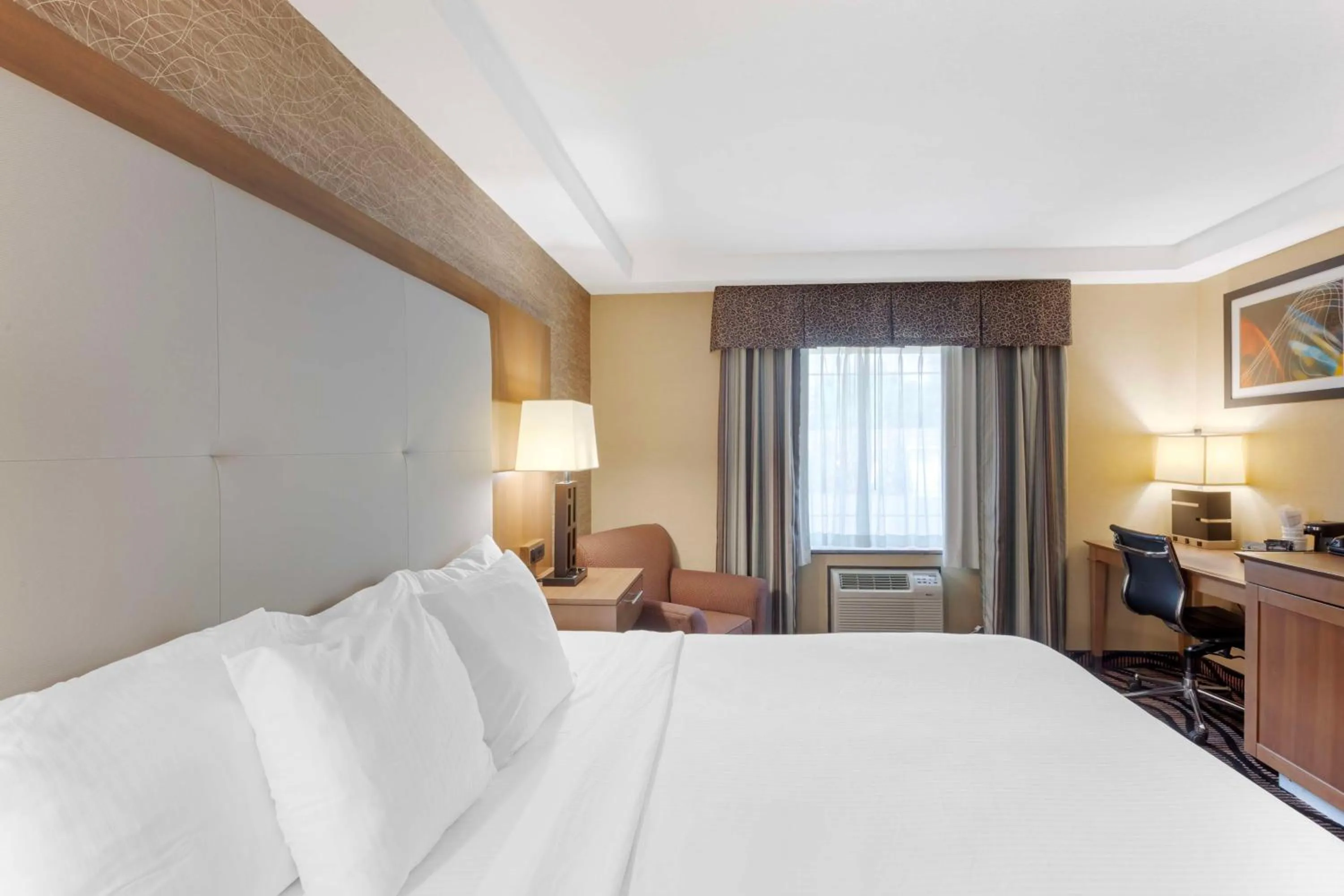 Bedroom, Bed in Best Western Summit Inn