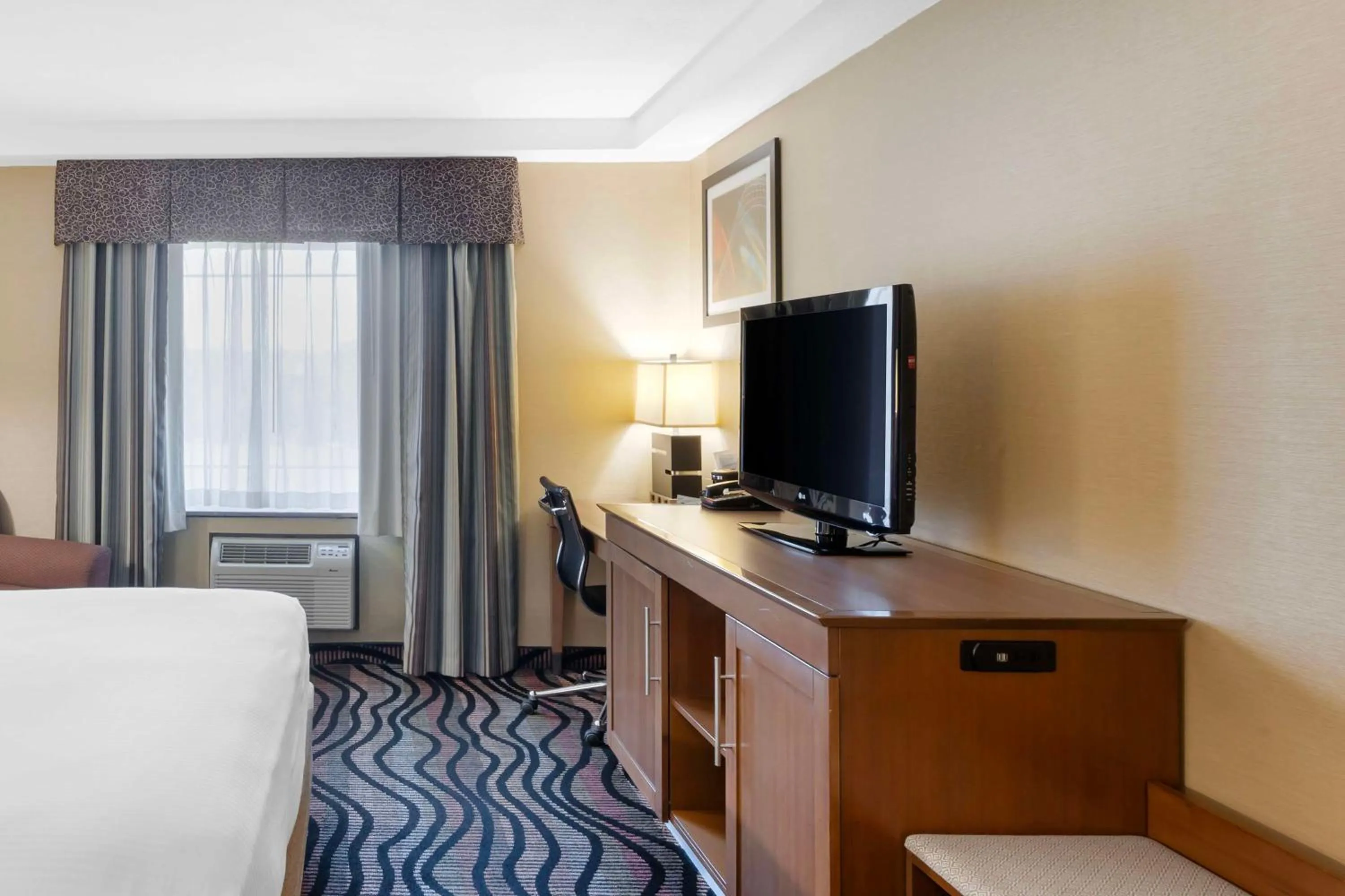 Bedroom, Bed in Best Western Summit Inn