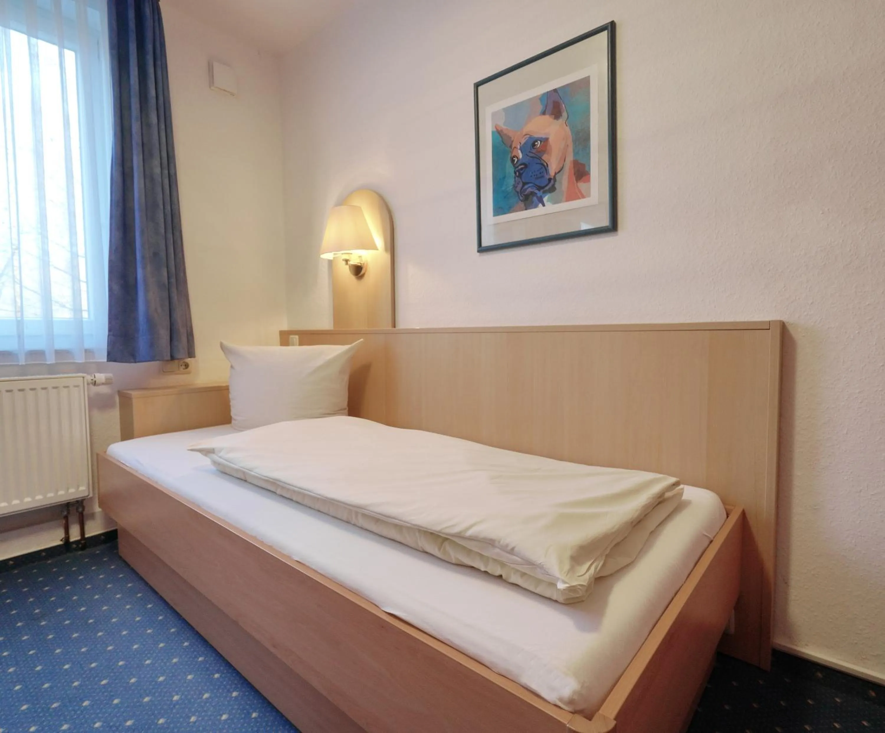 Bed in Zeitwohnen Wolfsburg, ehemals Hotel am Klieversberg ein Unternehmen der Micha'S Hotelbetriebe