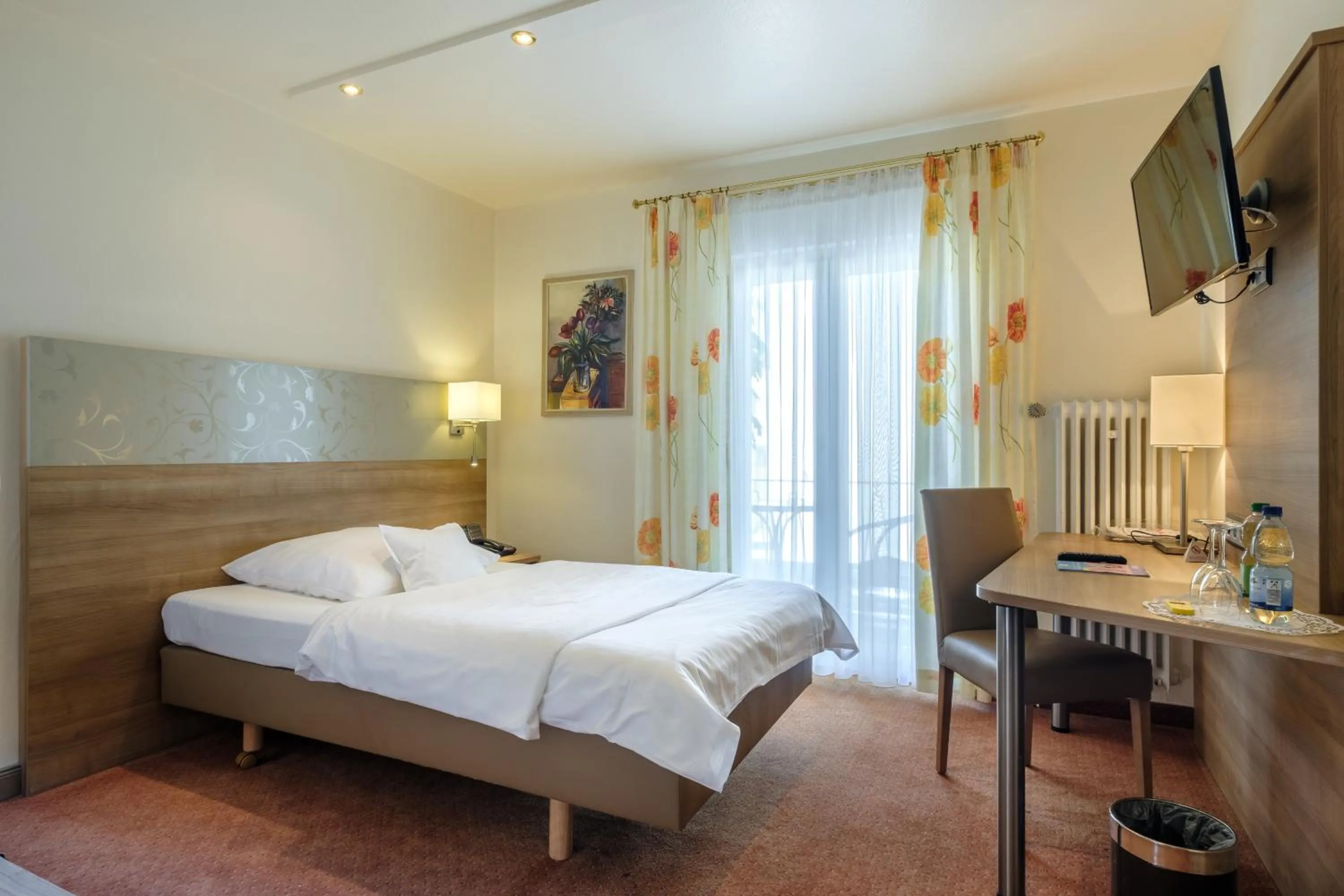 Photo of the whole room, Bed in Hotel Hohenstaufen