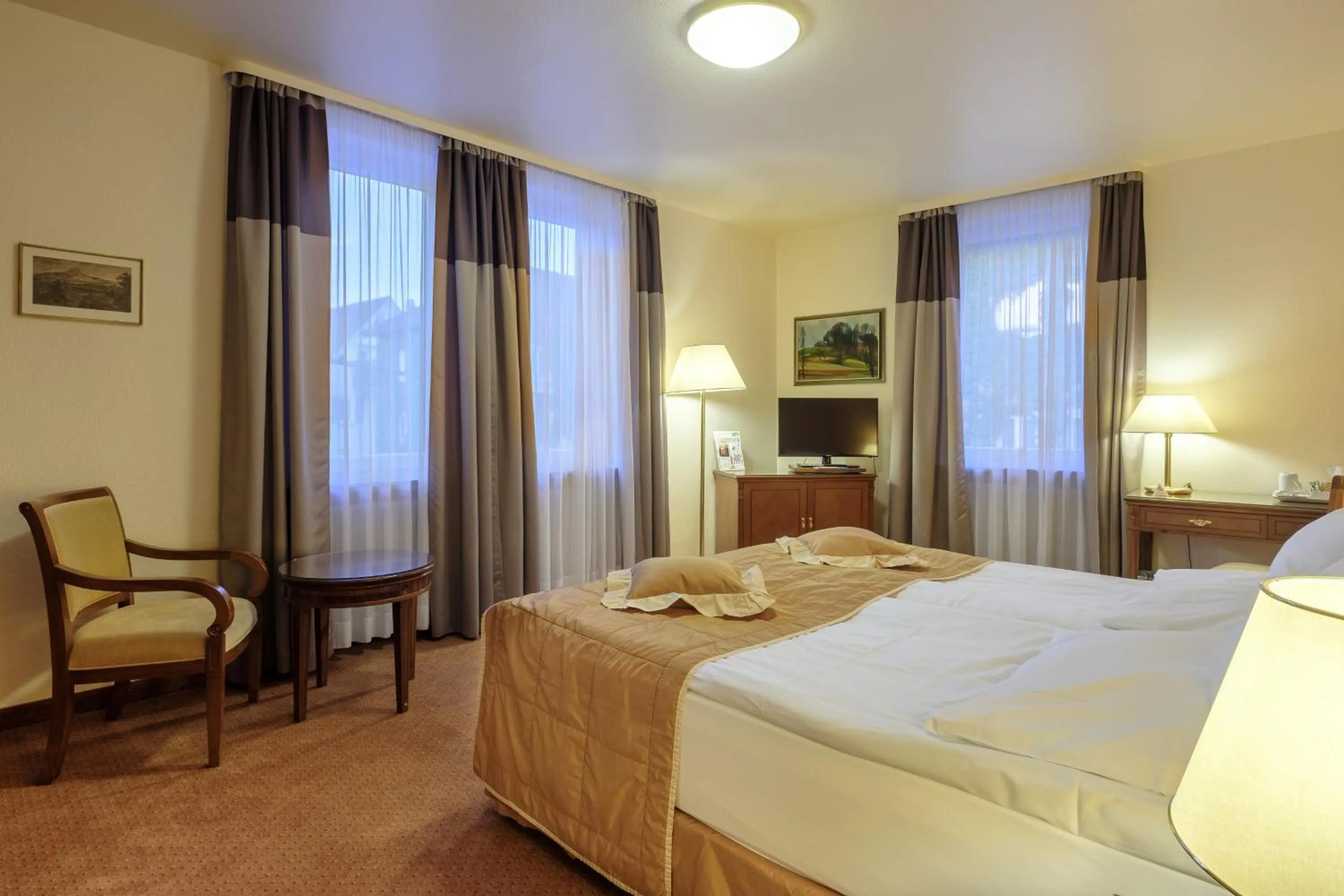 Photo of the whole room, Bed in Hotel Hohenstaufen