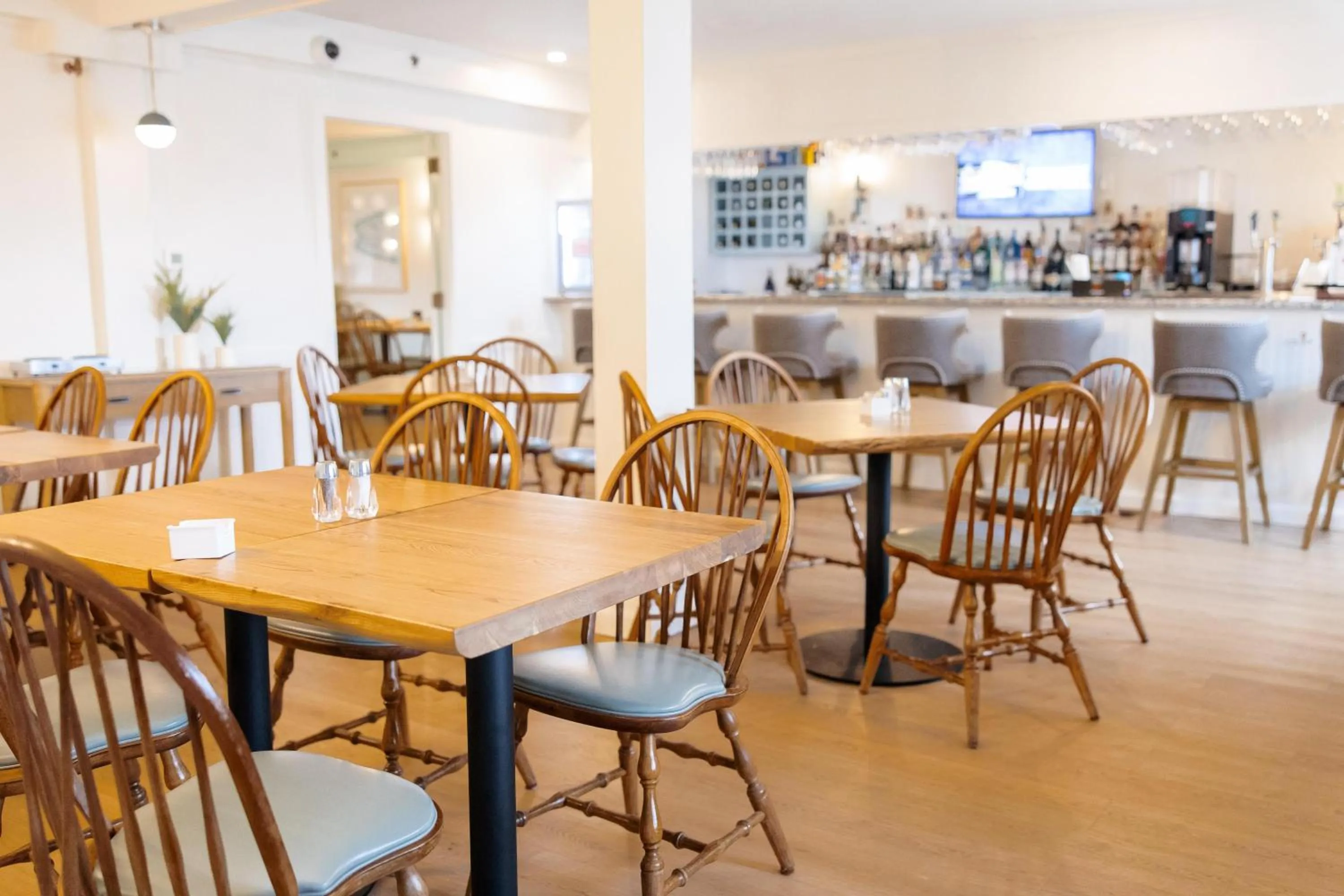 Lounge or bar in Red Jacket Beach Resort