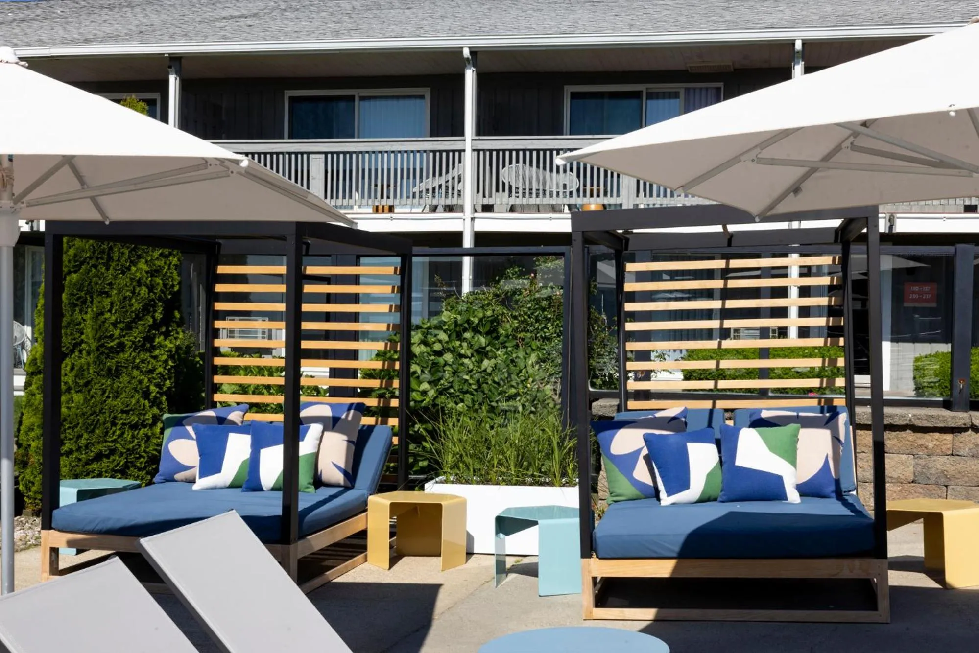 Swimming pool in Red Jacket Beach Resort