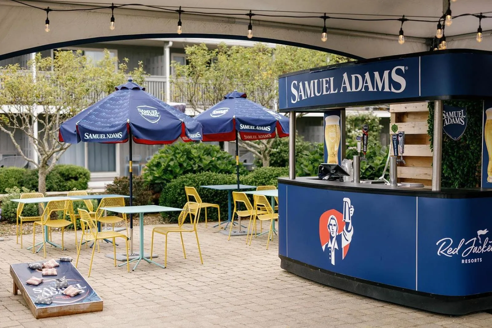 Lounge or bar in Red Jacket Beach Resort