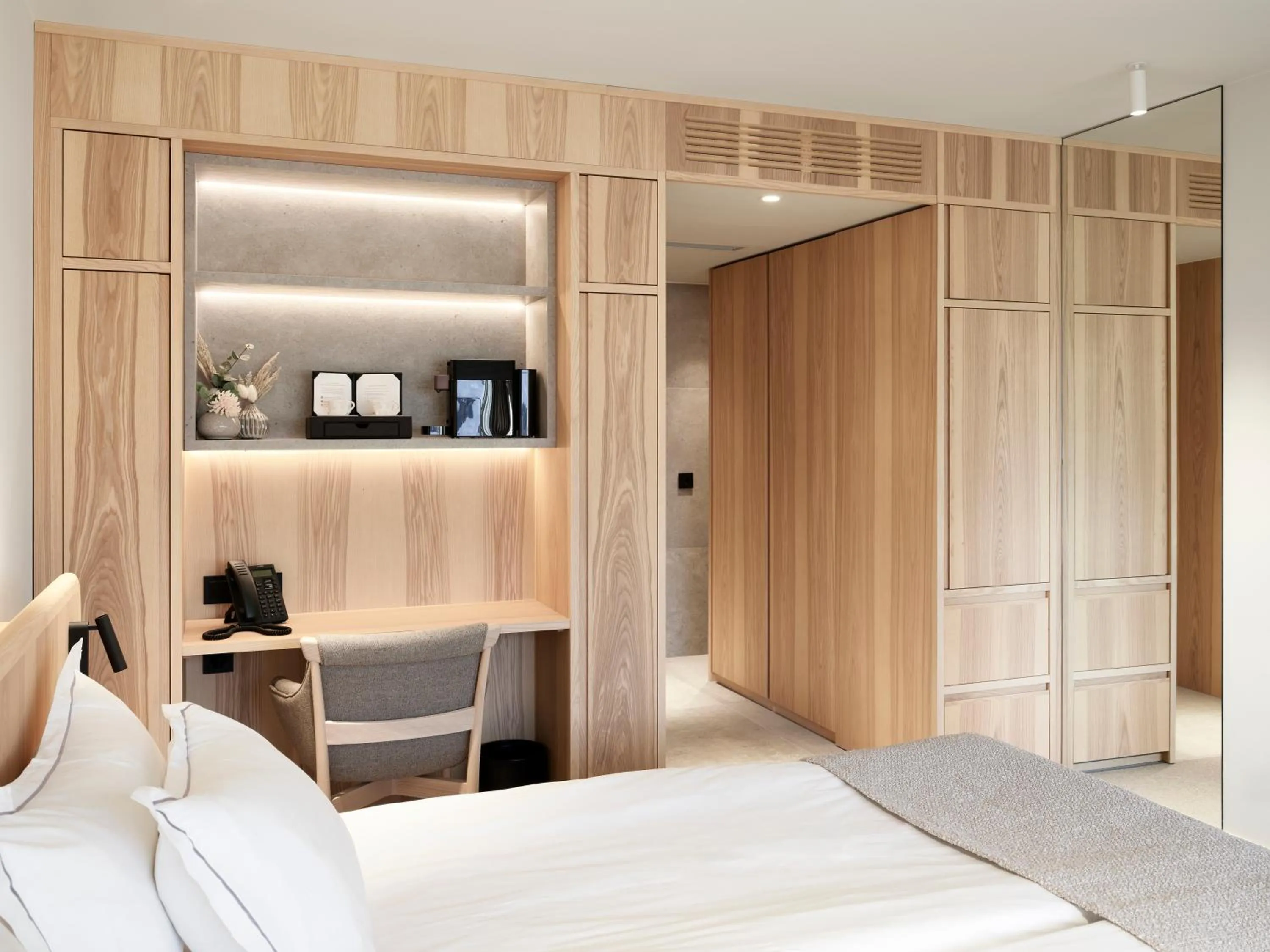 wardrobe, Bed in Gothia Towers & Upper House
