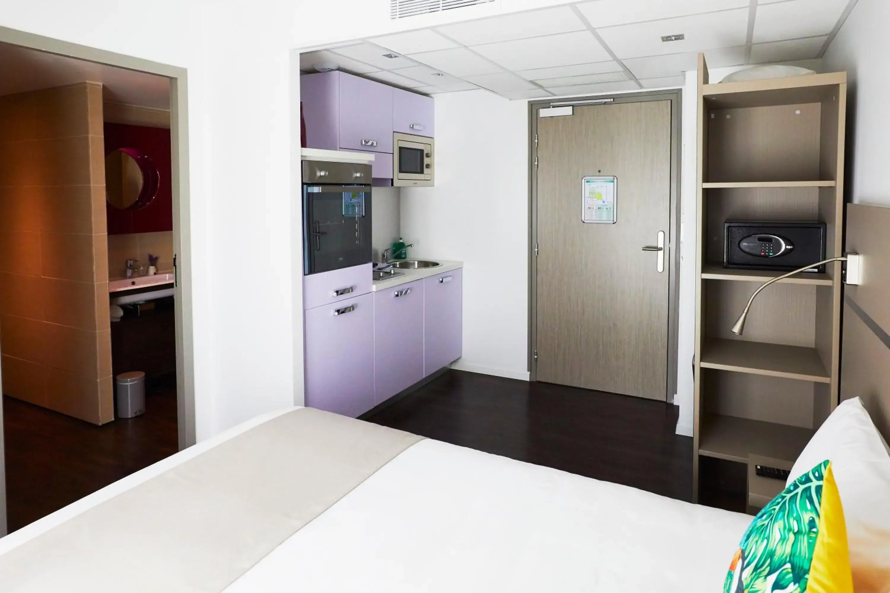 Double Room with Balcony in Appart' Hotel La Girafe Marseille Est - Porte d'Aubagne Double Room with Balcony in Appart' Hotel La Girafe Marseille Est - Porte d'Aubagne