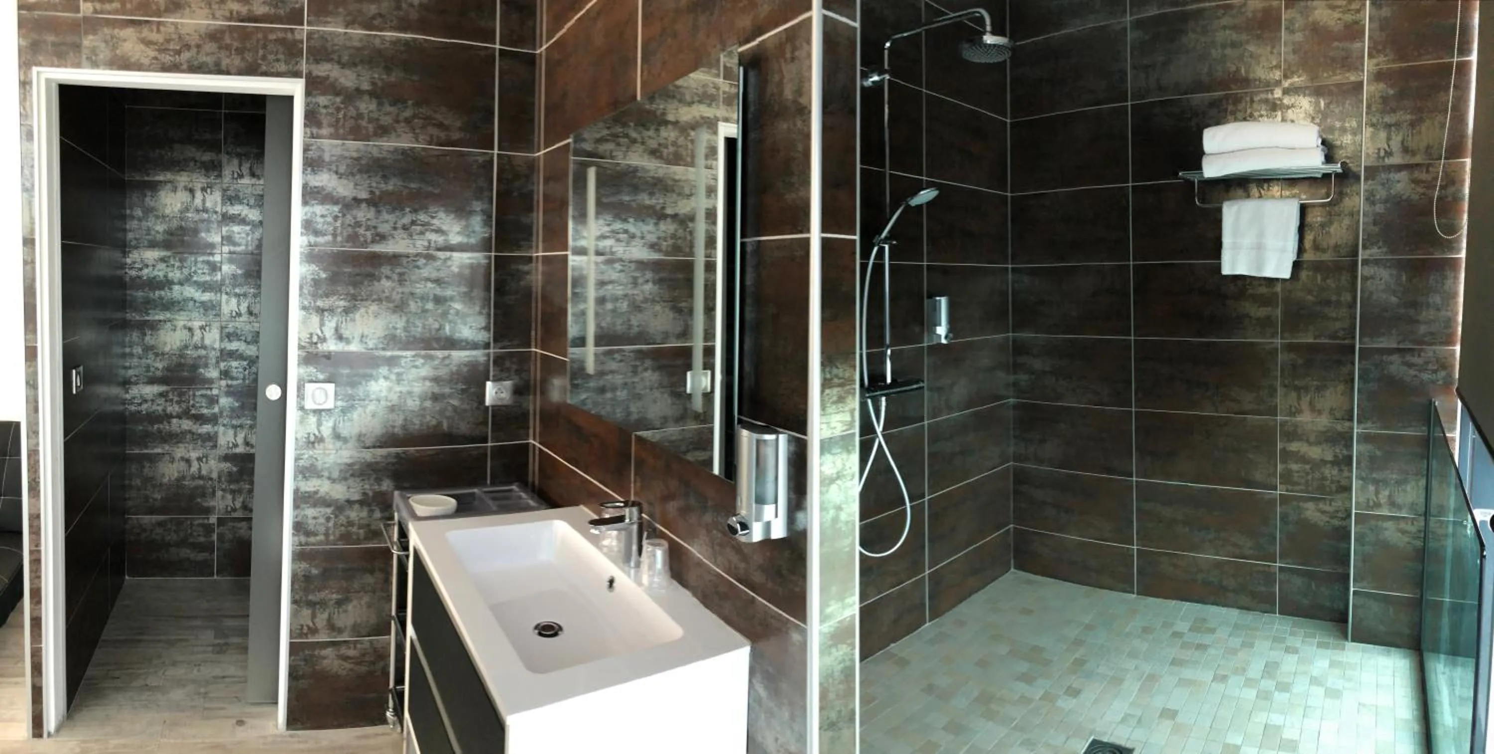 Shower in Appart' Hotel La Girafe Marseille Est - Porte d'Aubagne