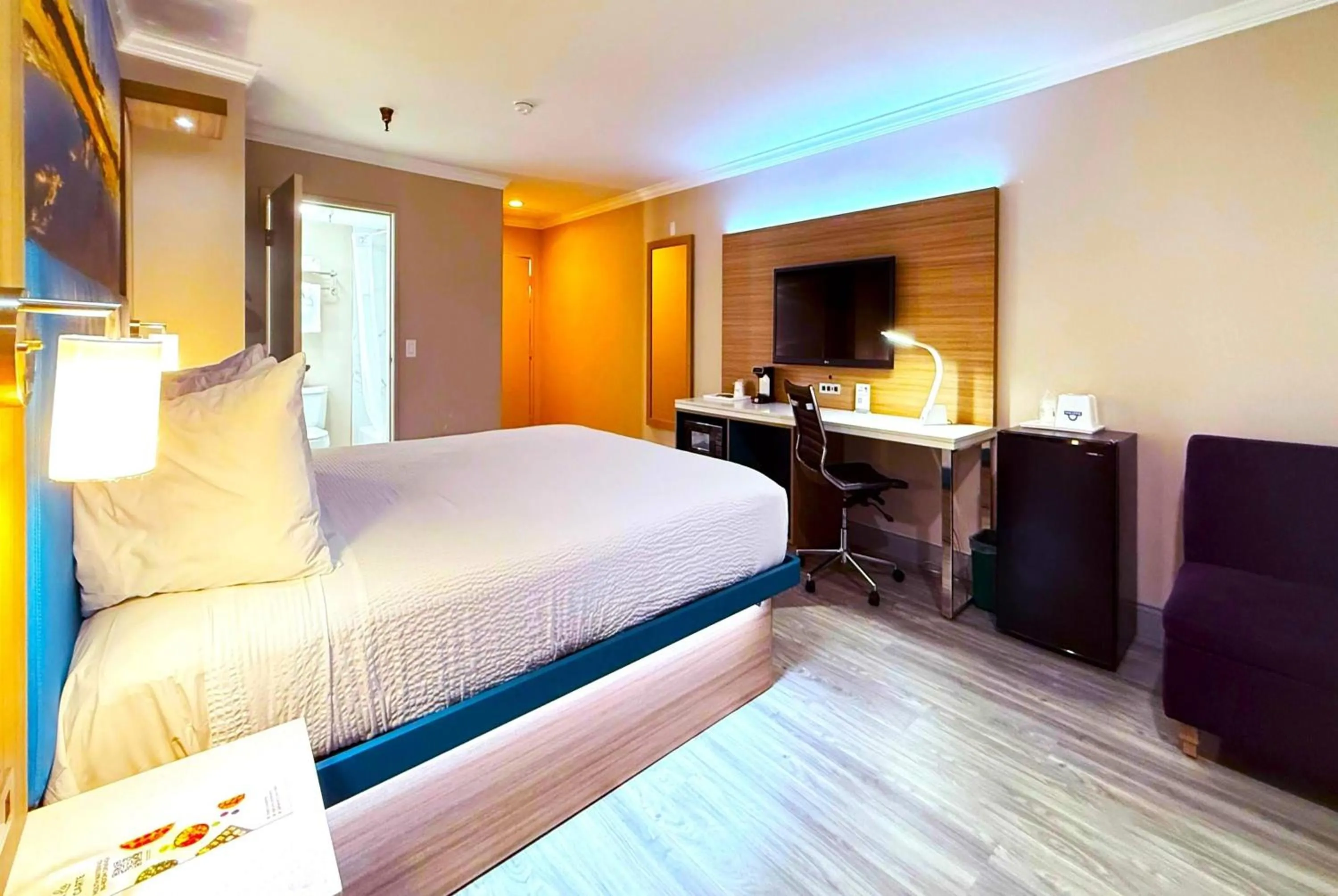 Photo of the whole room, Bed in Days Inn by Wyndham Los Angeles LAX/ Redondo&ManhattanBeach