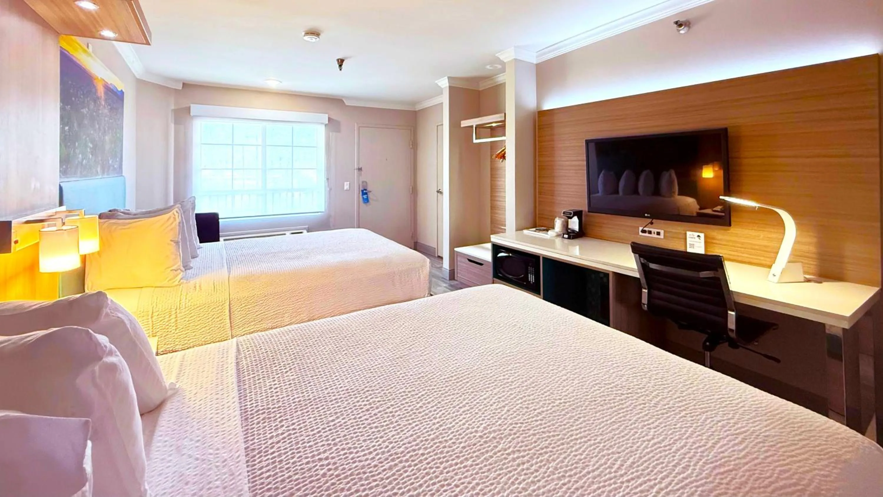 Bed in Days Inn by Wyndham Los Angeles LAX/ Redondo&ManhattanBeach