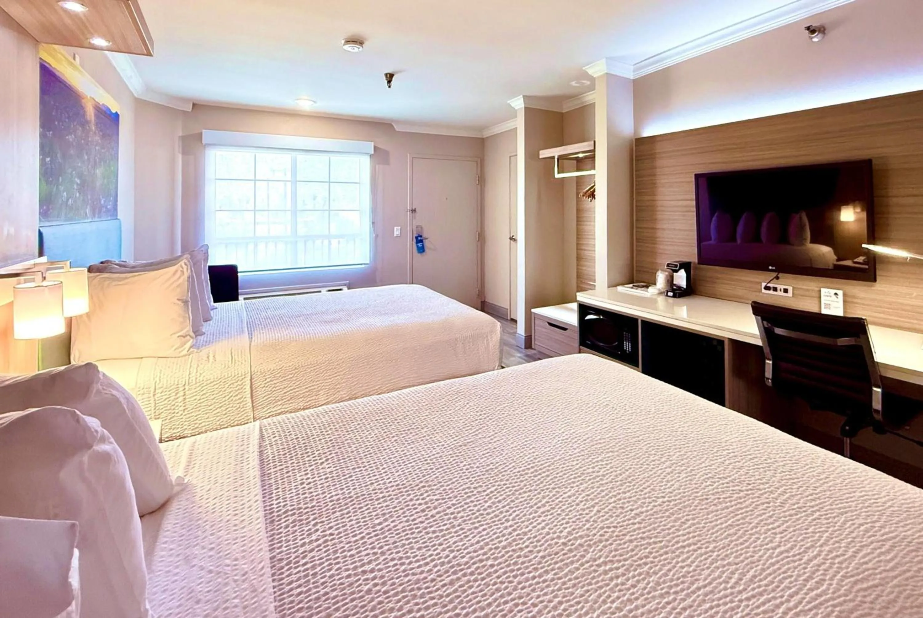 Photo of the whole room, Bed in Days Inn by Wyndham Los Angeles LAX/ Redondo&ManhattanBeach