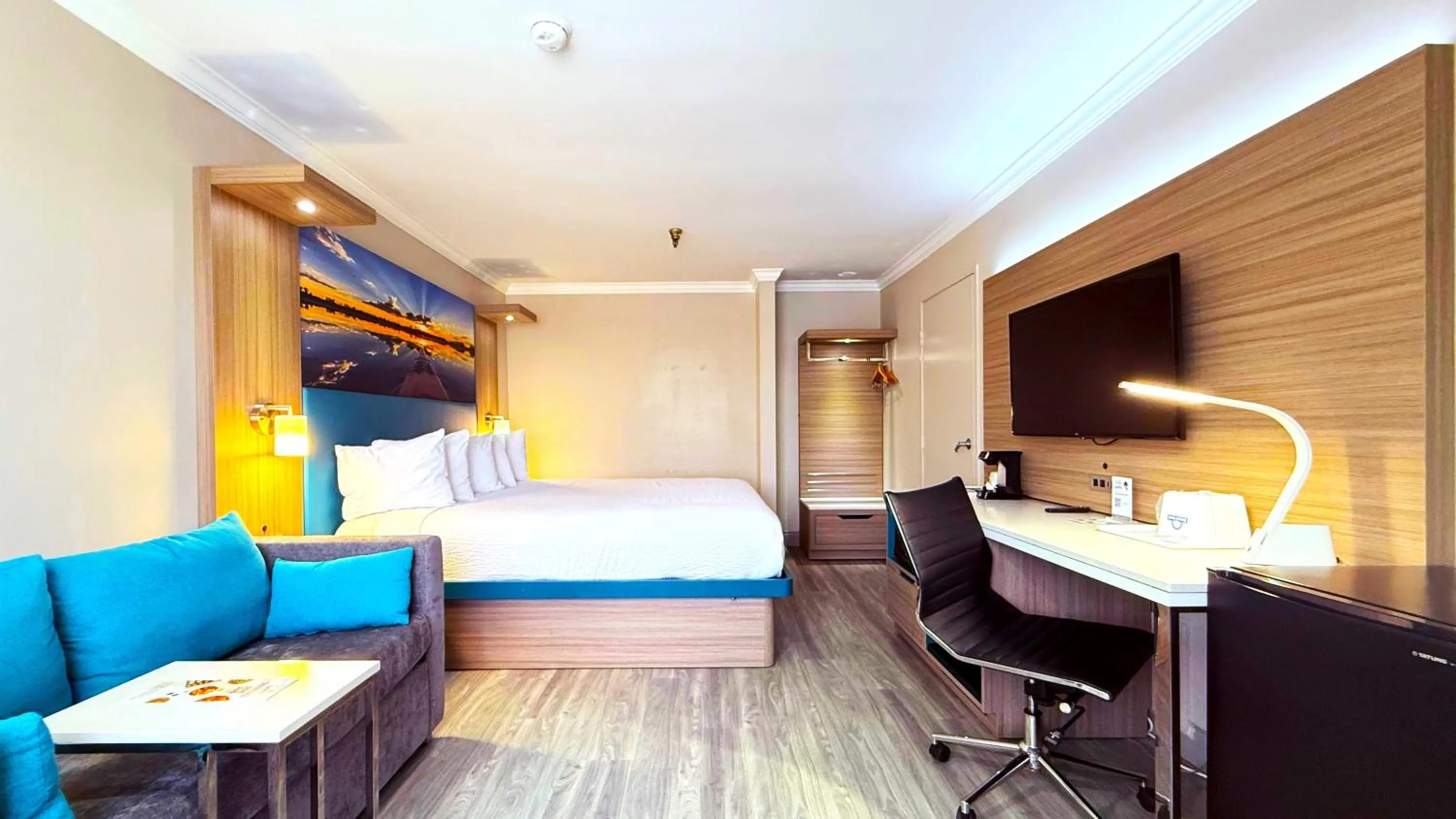 Communal lounge/ TV room, Bed in Days Inn by Wyndham Los Angeles LAX/ Redondo&ManhattanBeach