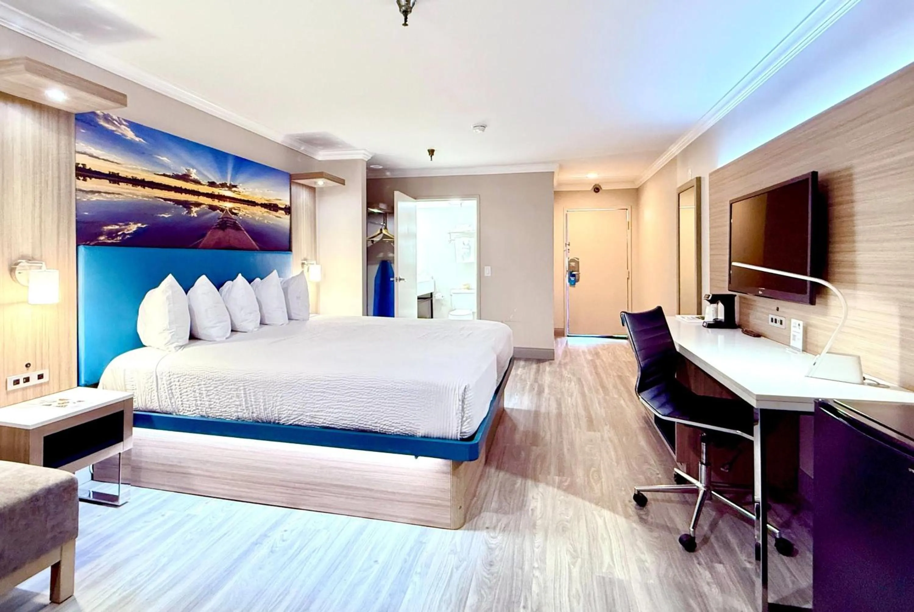 Photo of the whole room, Bed in Days Inn by Wyndham Los Angeles LAX/ Redondo&ManhattanBeach