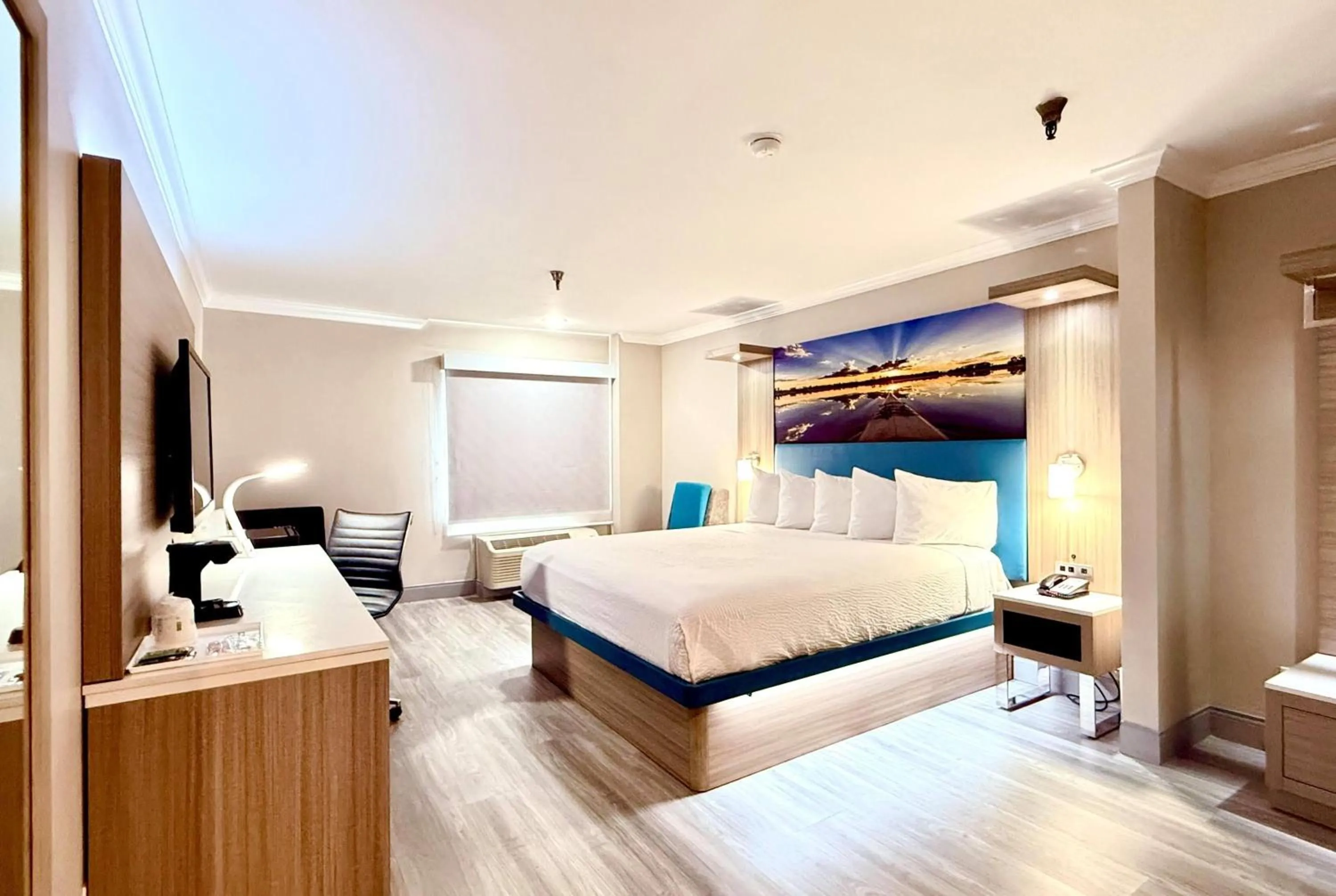 Photo of the whole room, Bed in Days Inn by Wyndham Los Angeles LAX/ Redondo&ManhattanBeach