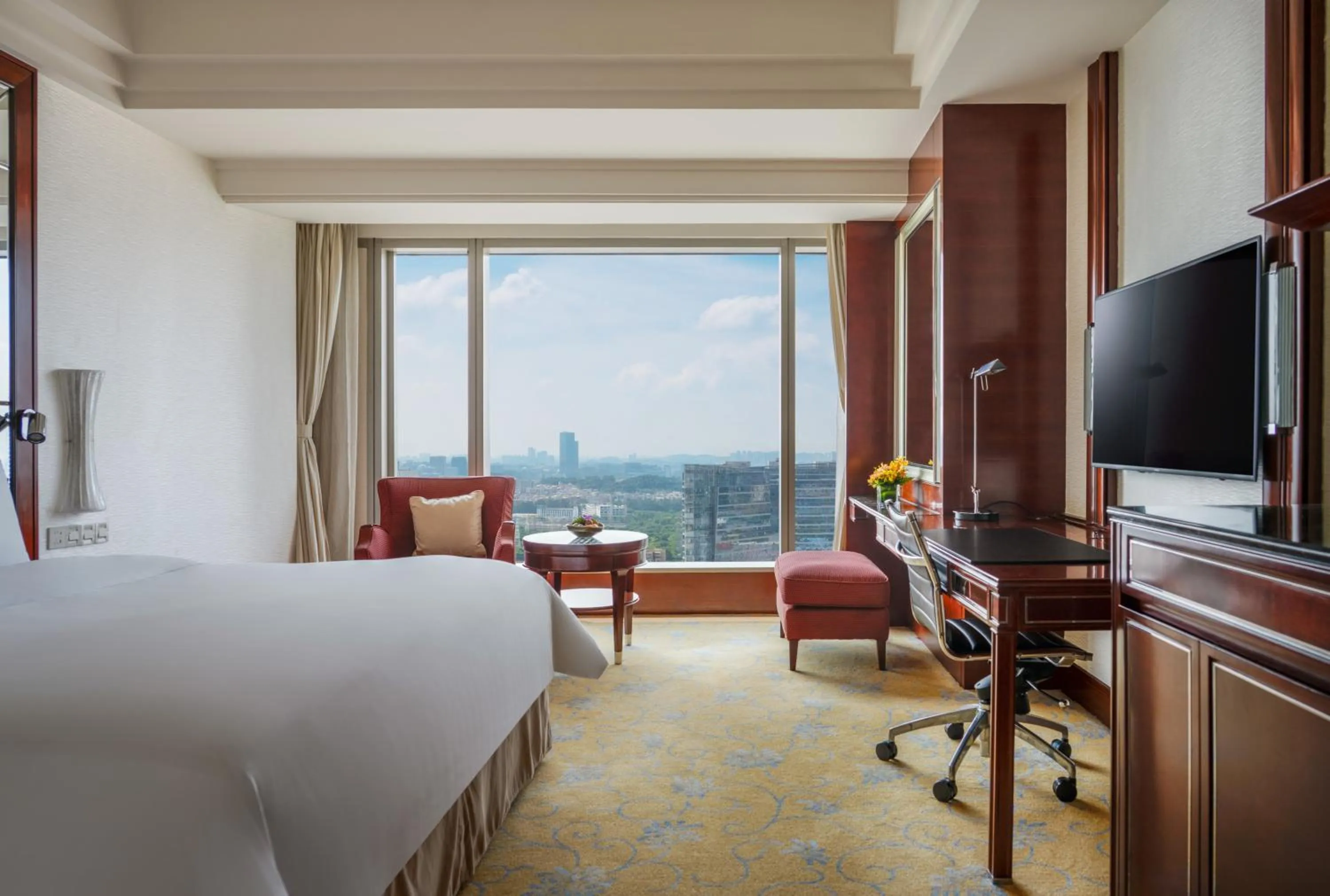 Photo of the whole room, Bed in Shangri-La Guangzhou