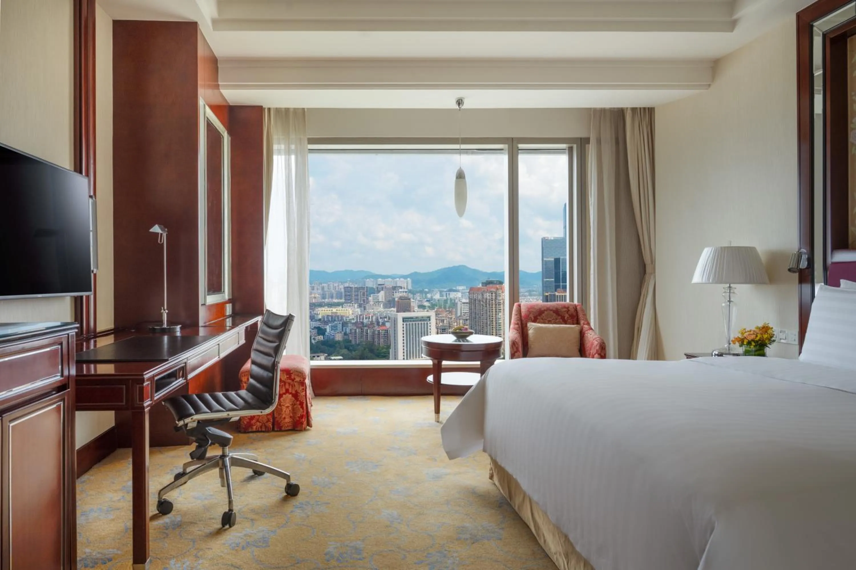 Photo of the whole room, Bed in Shangri-La Guangzhou