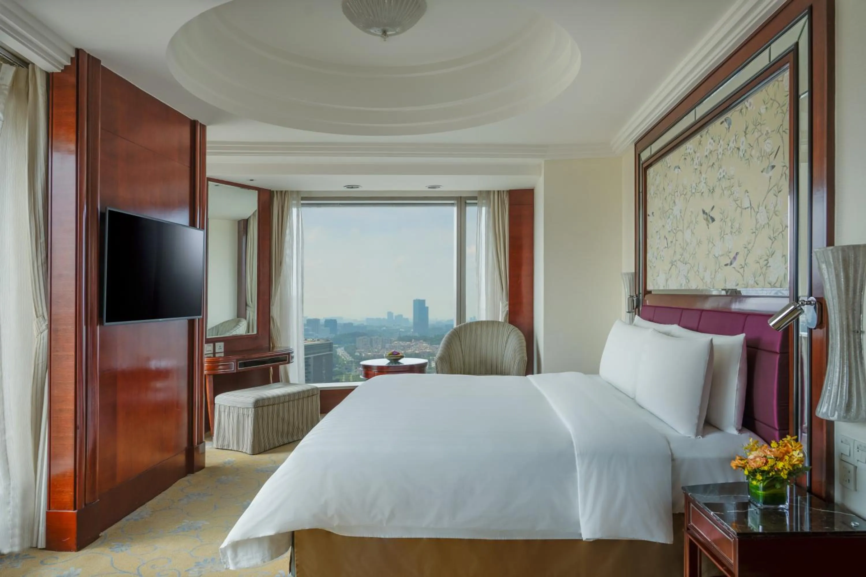 Photo of the whole room, Bed in Shangri-La Guangzhou