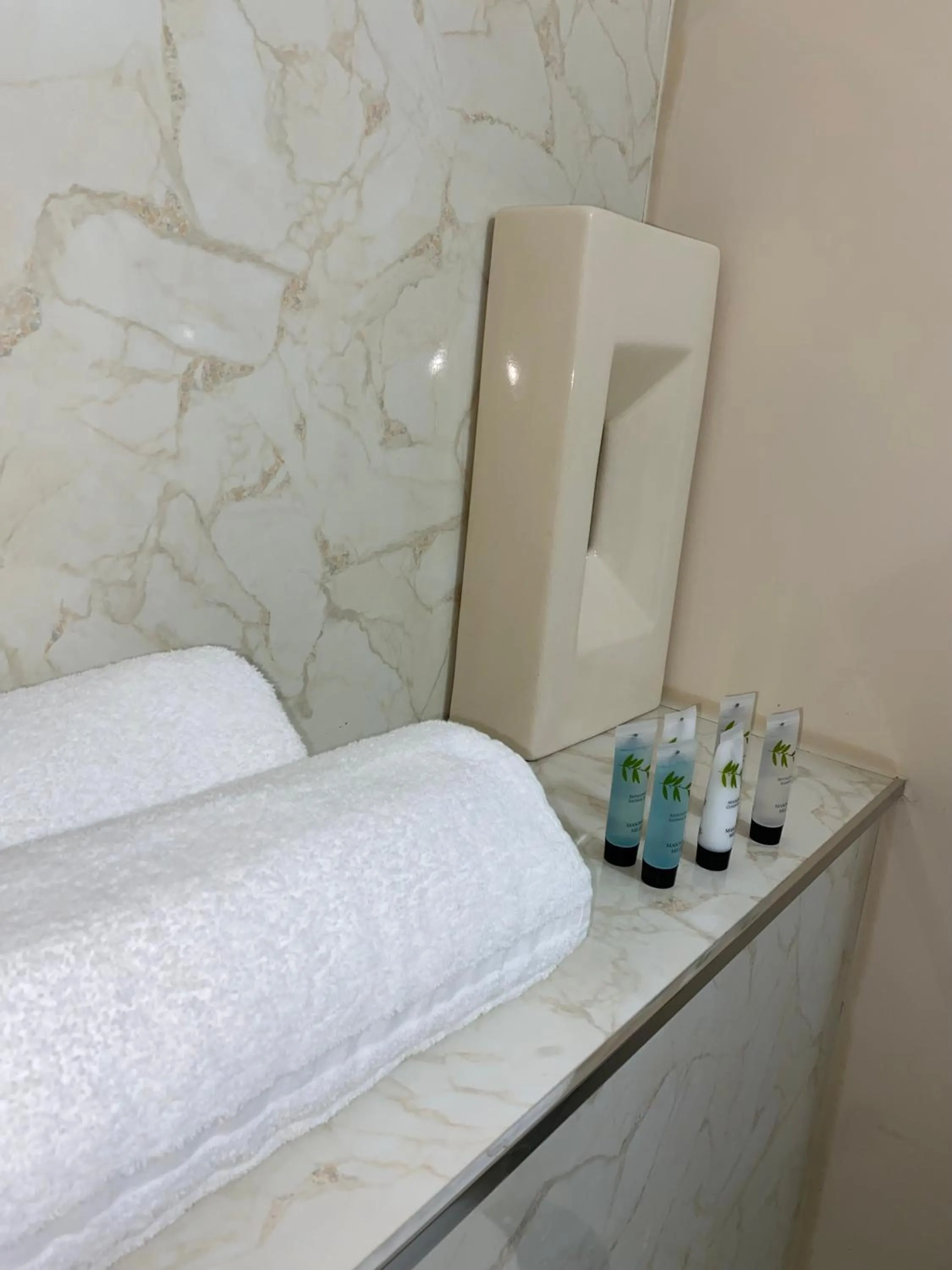 Bathroom, Bed in Woodhouse Farm Lodge