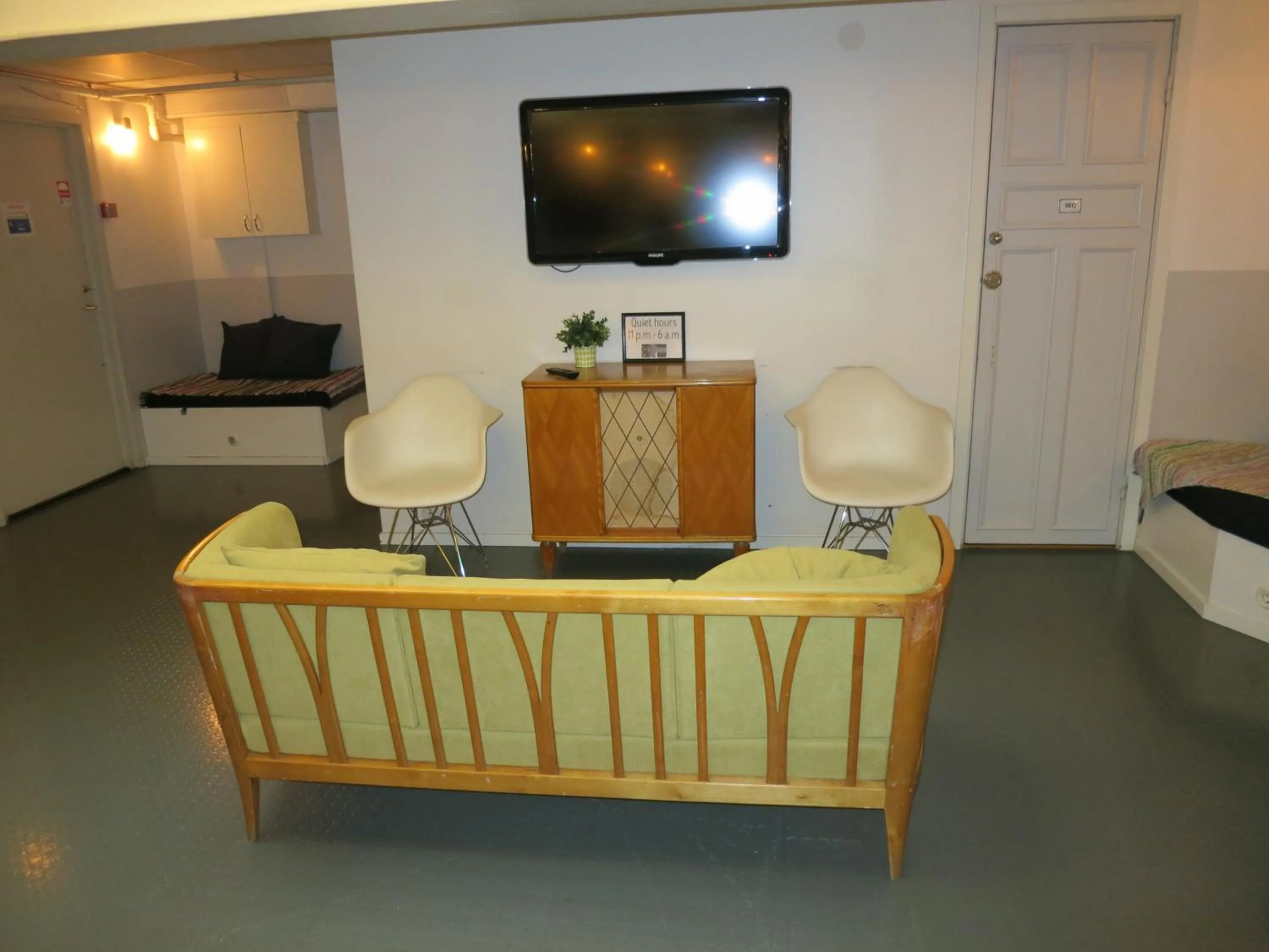 Communal lounge/ TV room in City Backpackers Hostel