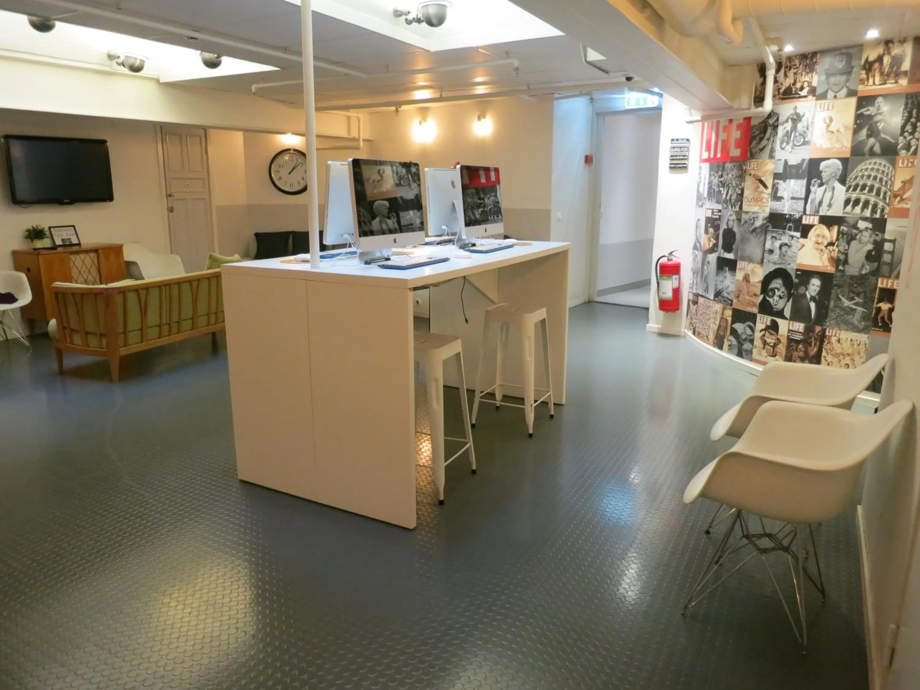 Communal lounge/ TV room in City Backpackers Hostel