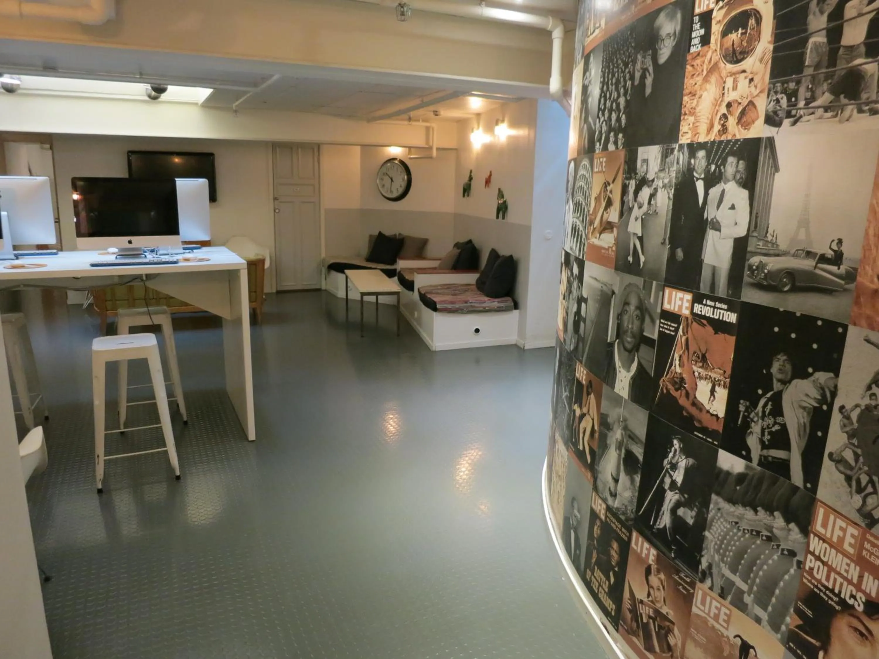 Communal lounge/ TV room in City Backpackers Hostel