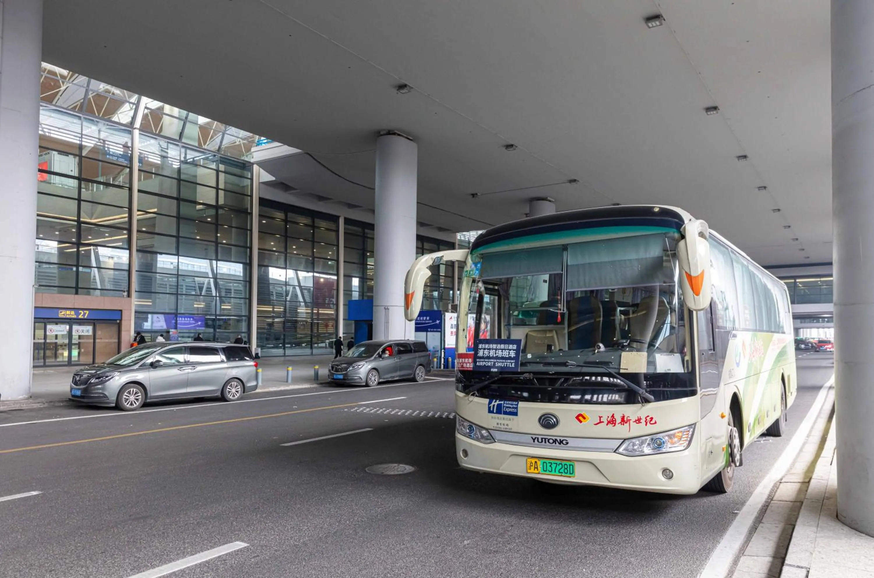 shuttle in Ramada Plaza Shanghai Pudong Airport - 3 mins to PVG depature floor & check entrance with hotel shuttle