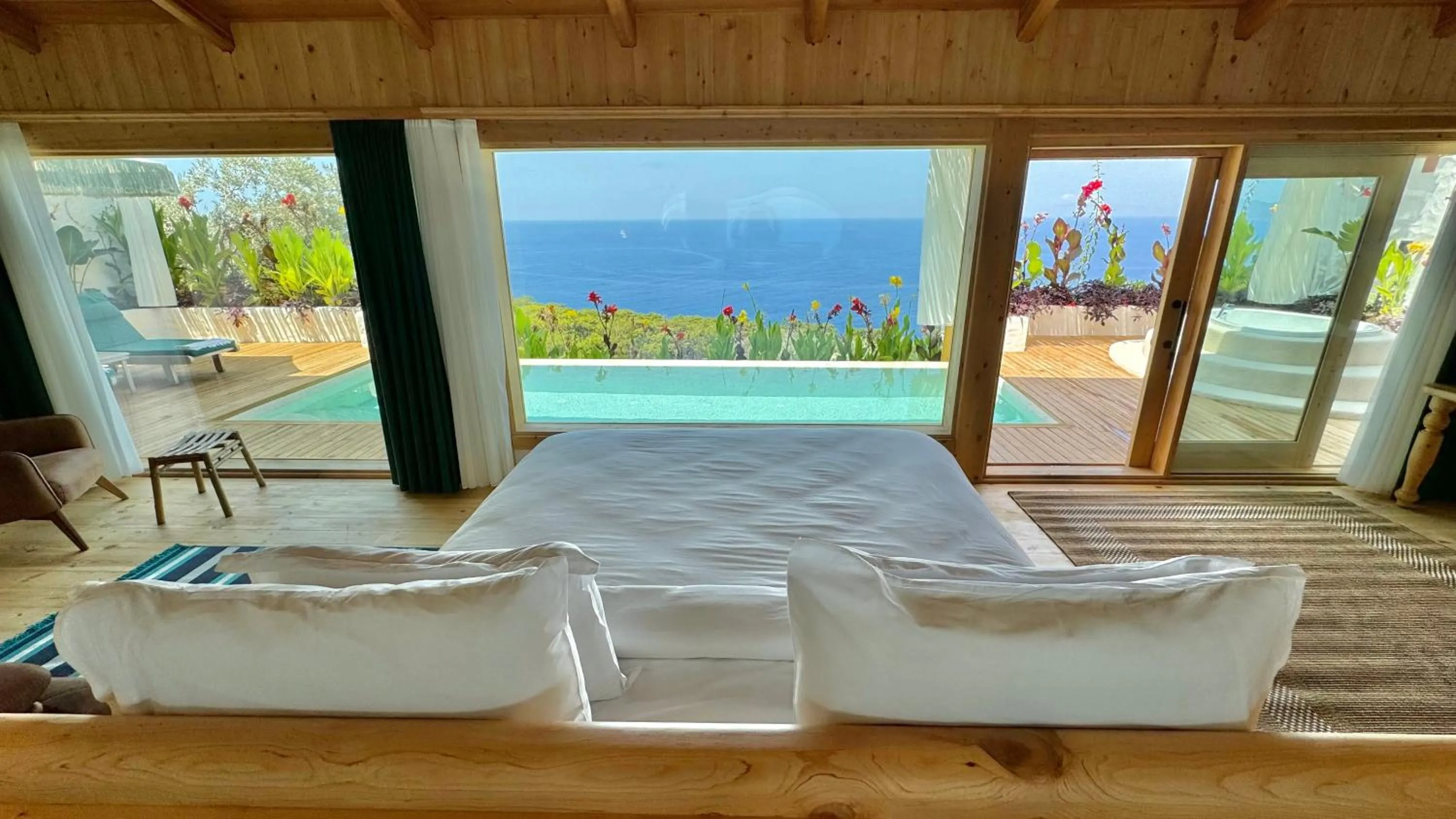 Photo of the whole room in Seaview Faralya