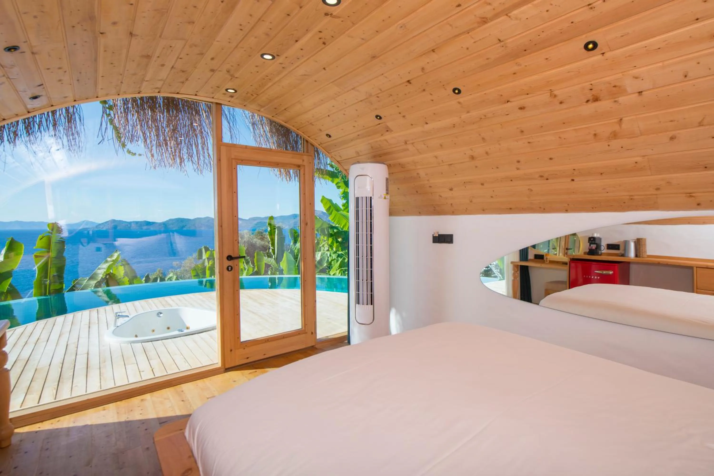 Photo of the whole room, Bed in Seaview Faralya