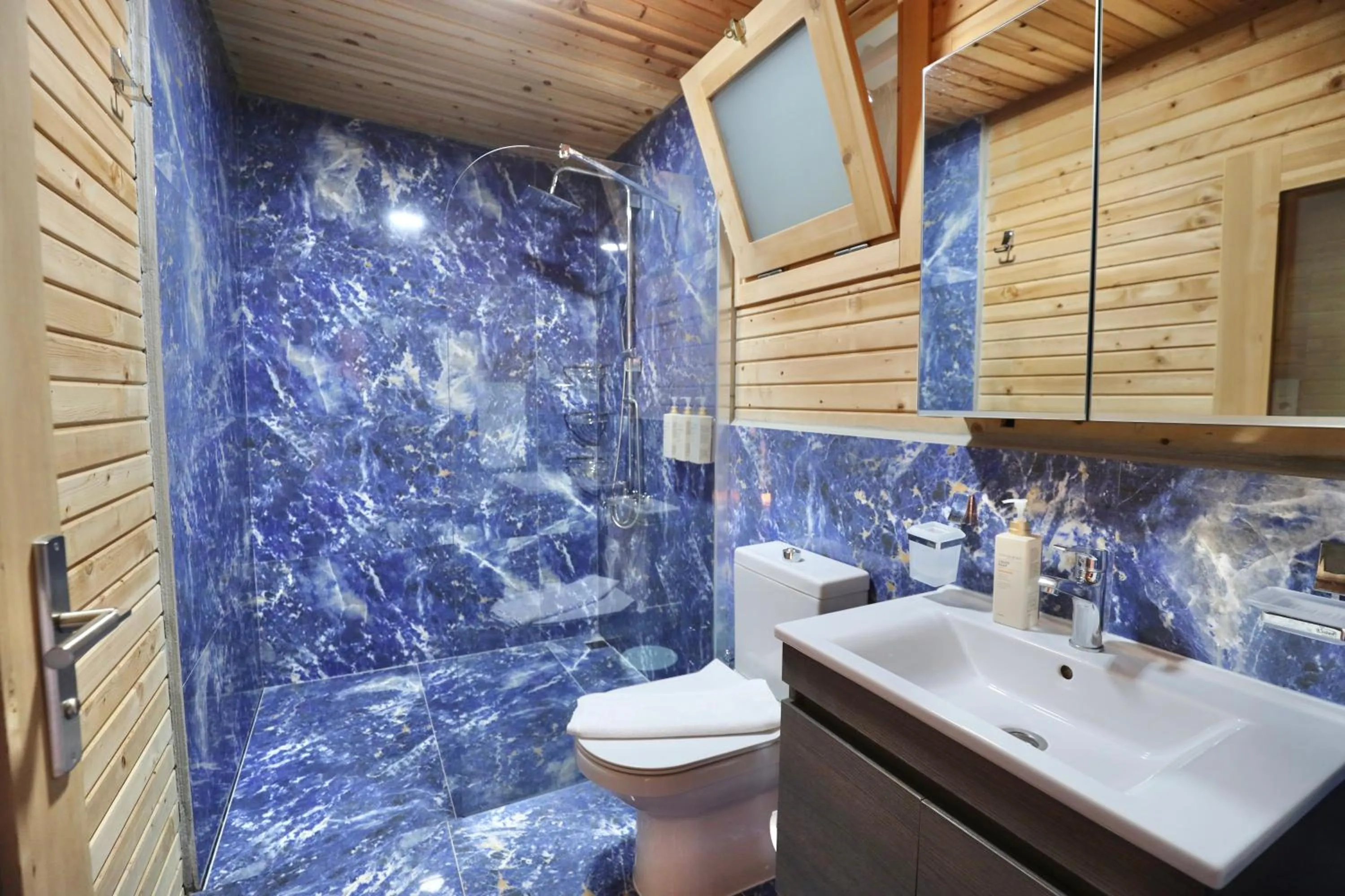 Shower in Seaview Faralya