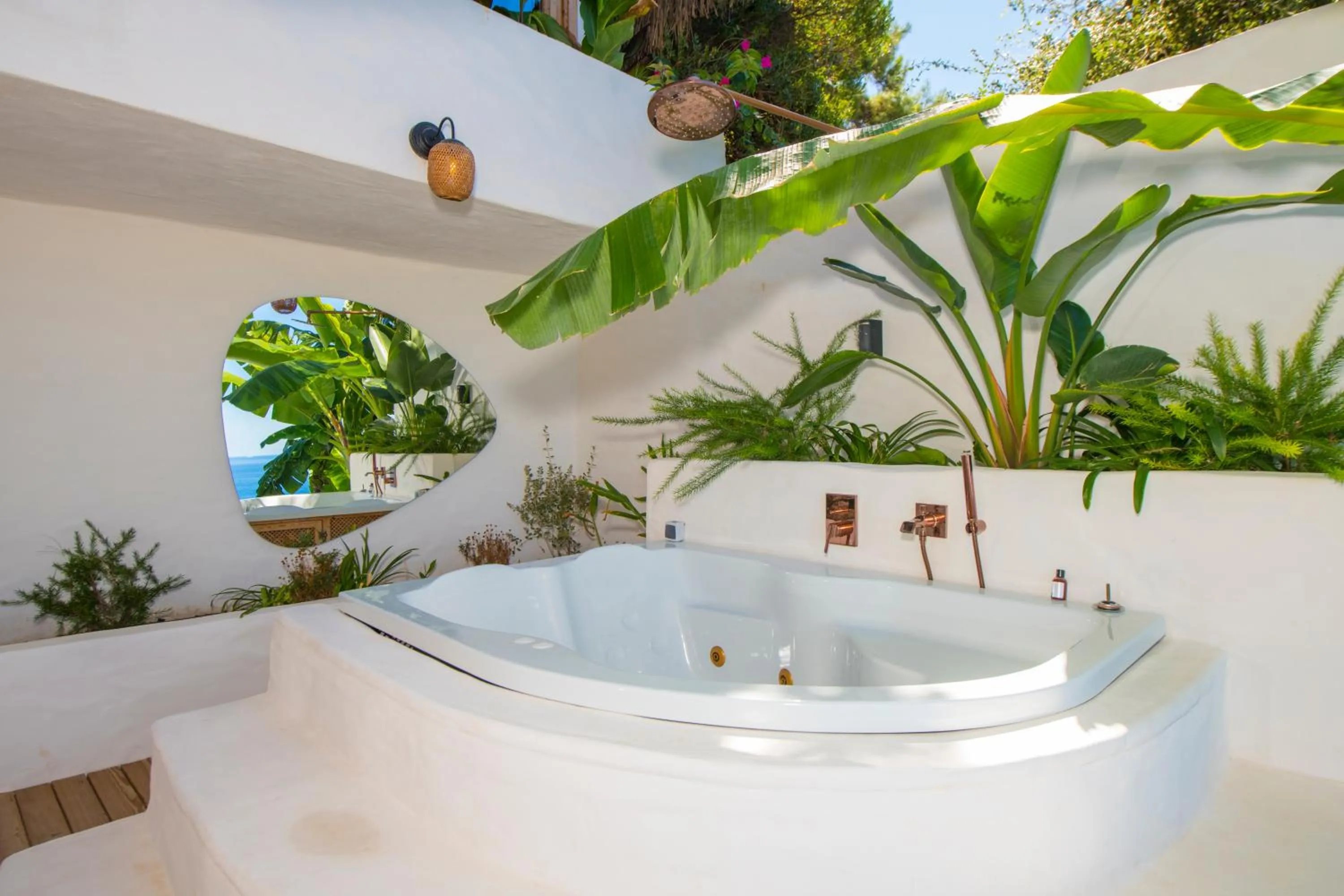 Swimming pool in Seaview Faralya