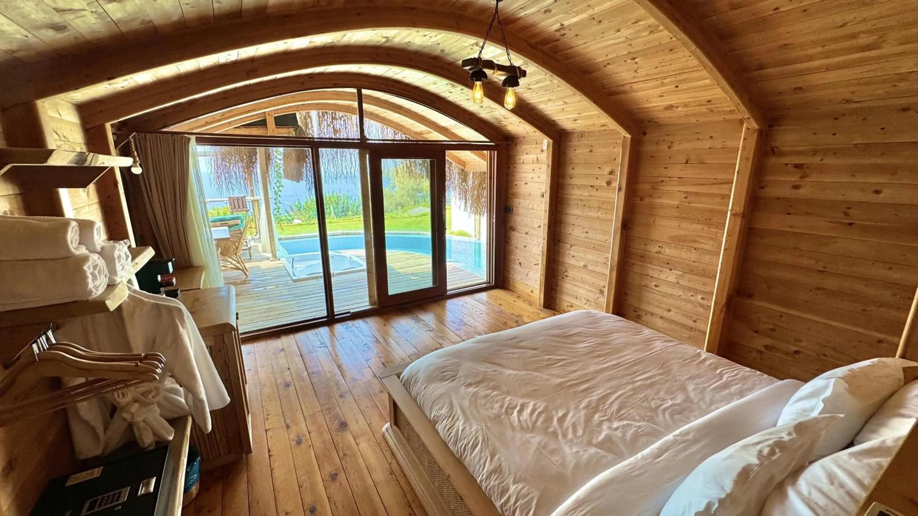 Photo of the whole room, Bed in Seaview Faralya