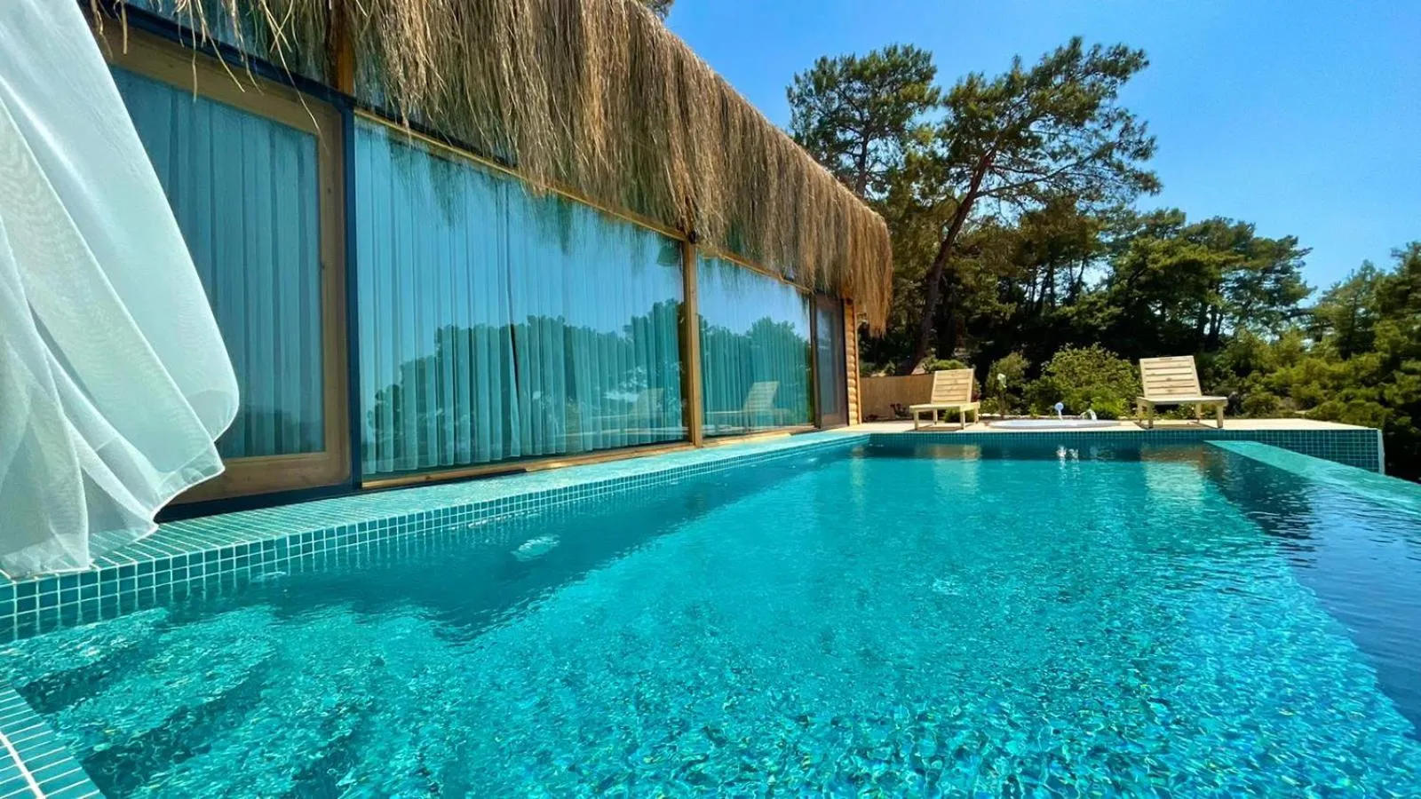 Swimming pool in Seaview Faralya