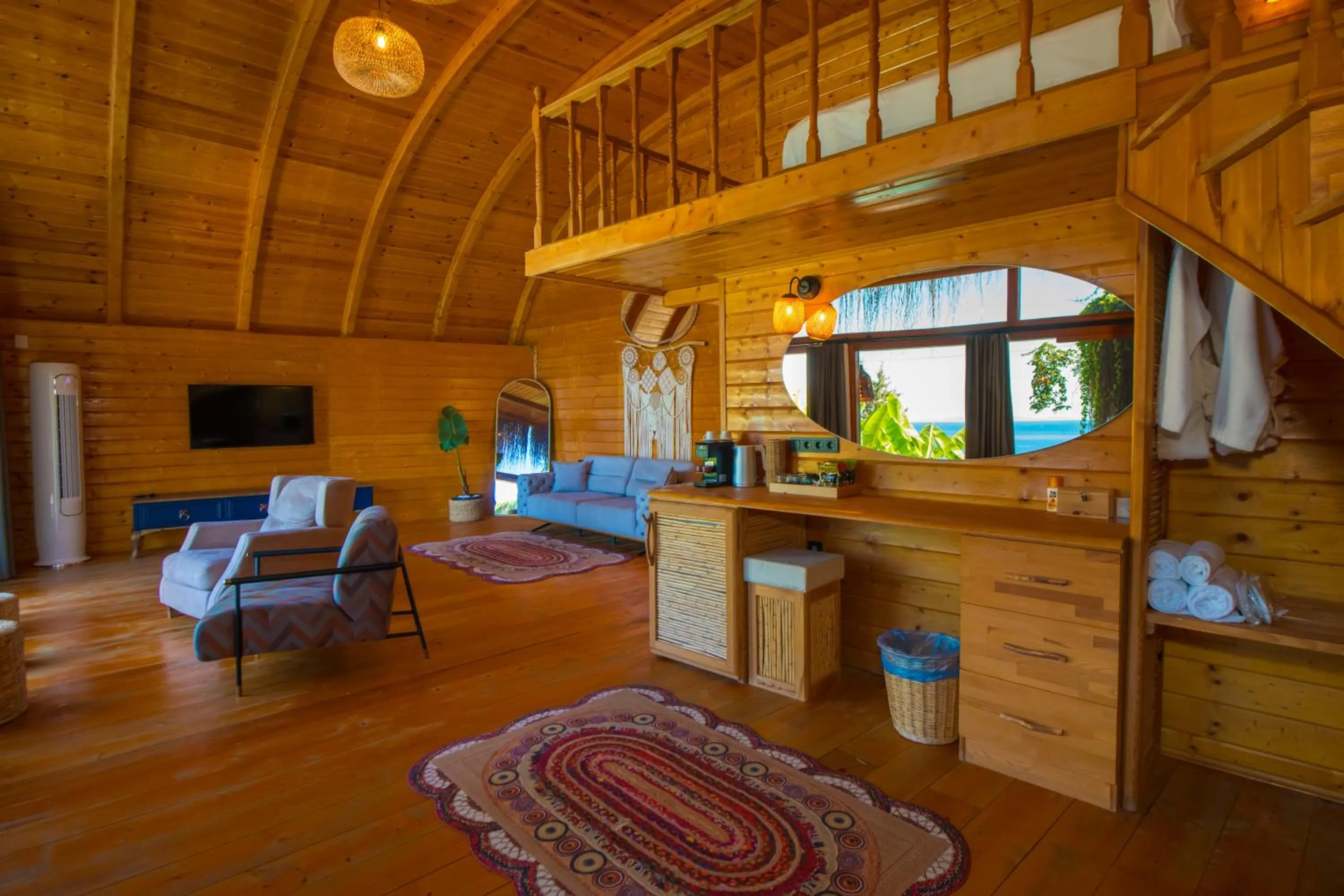 Photo of the whole room in Seaview Faralya