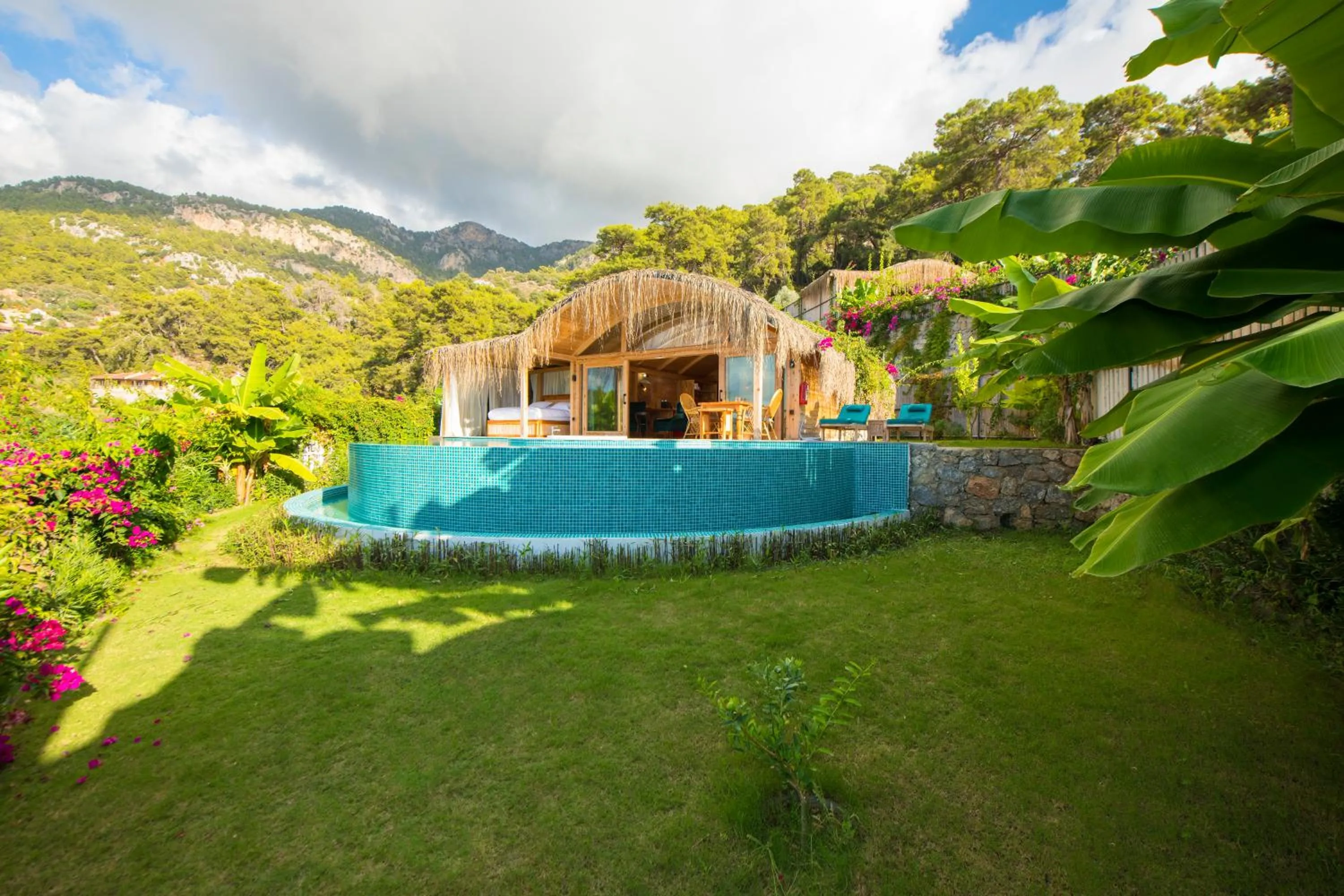 Photo of the whole room in Seaview Faralya