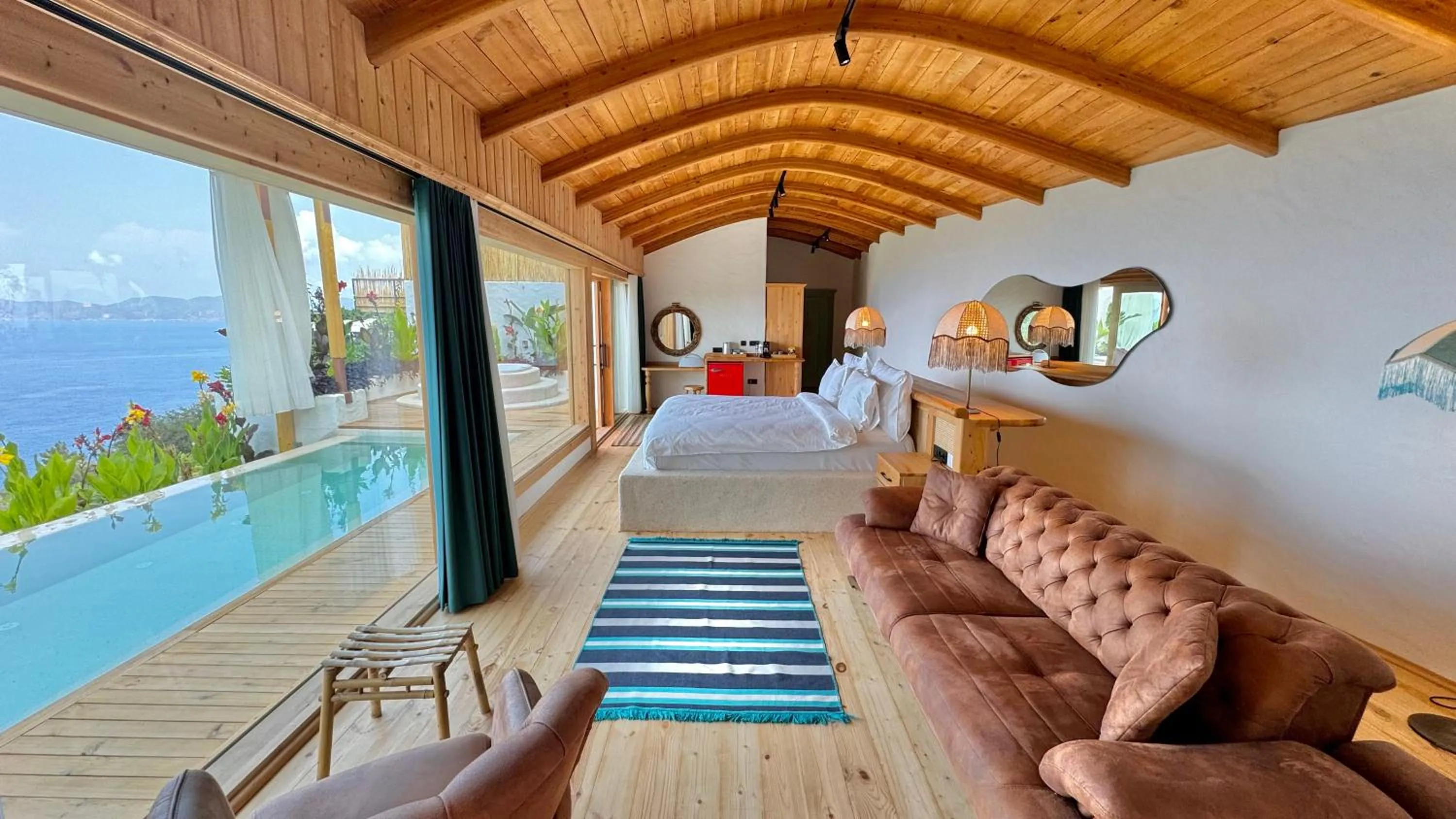 Photo of the whole room in Seaview Faralya