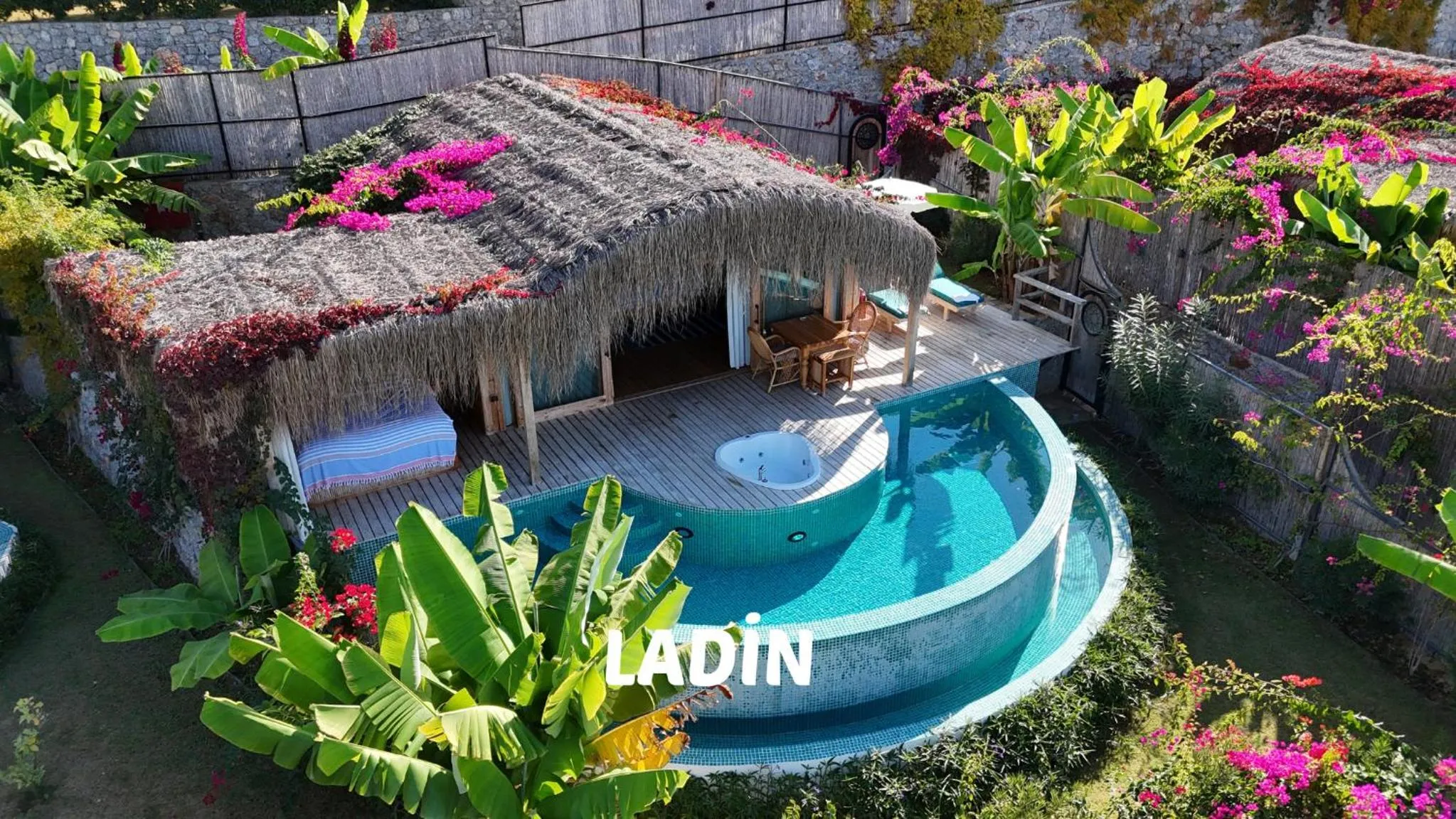 Photo of the whole room in Seaview Faralya