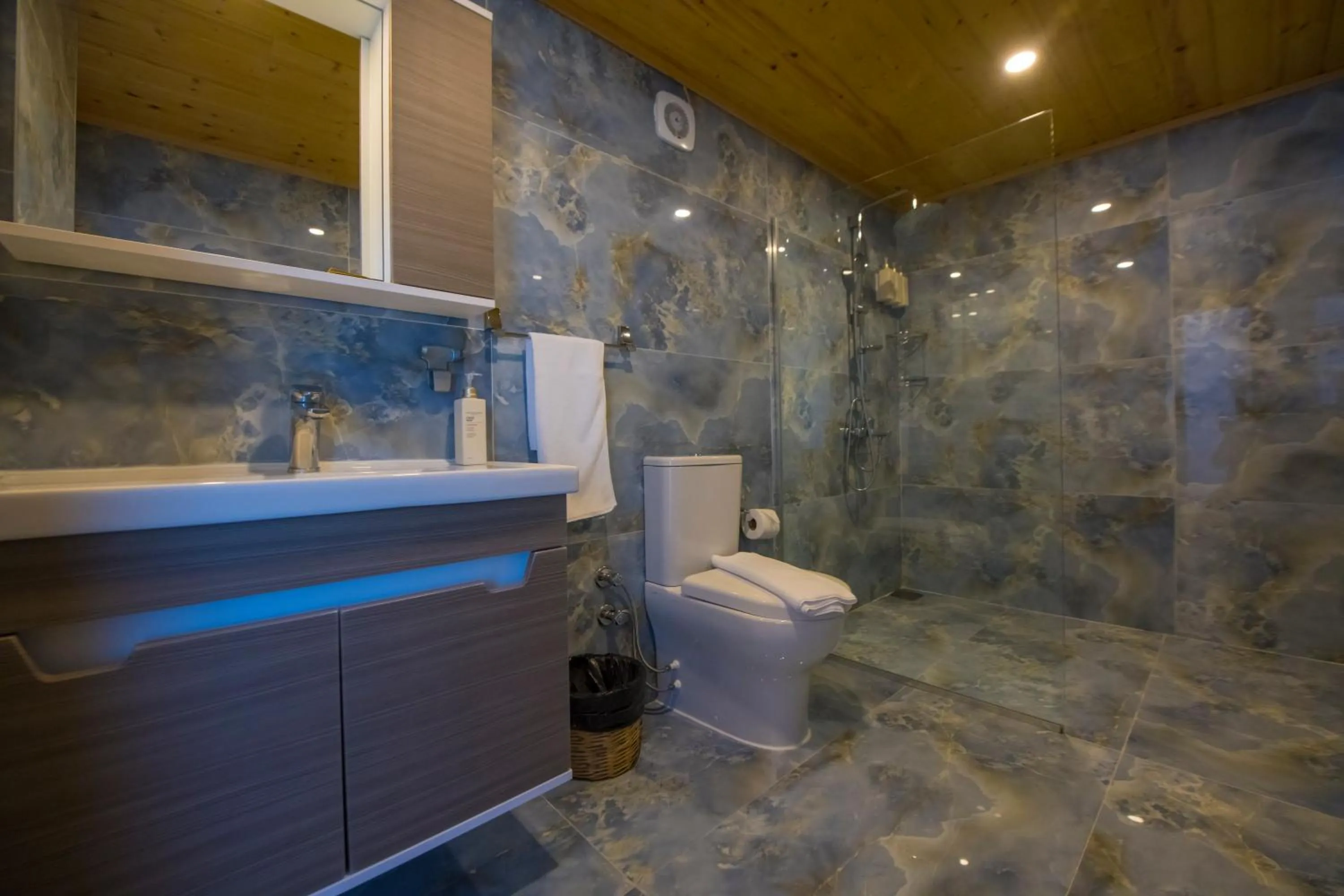 Shower in Seaview Faralya